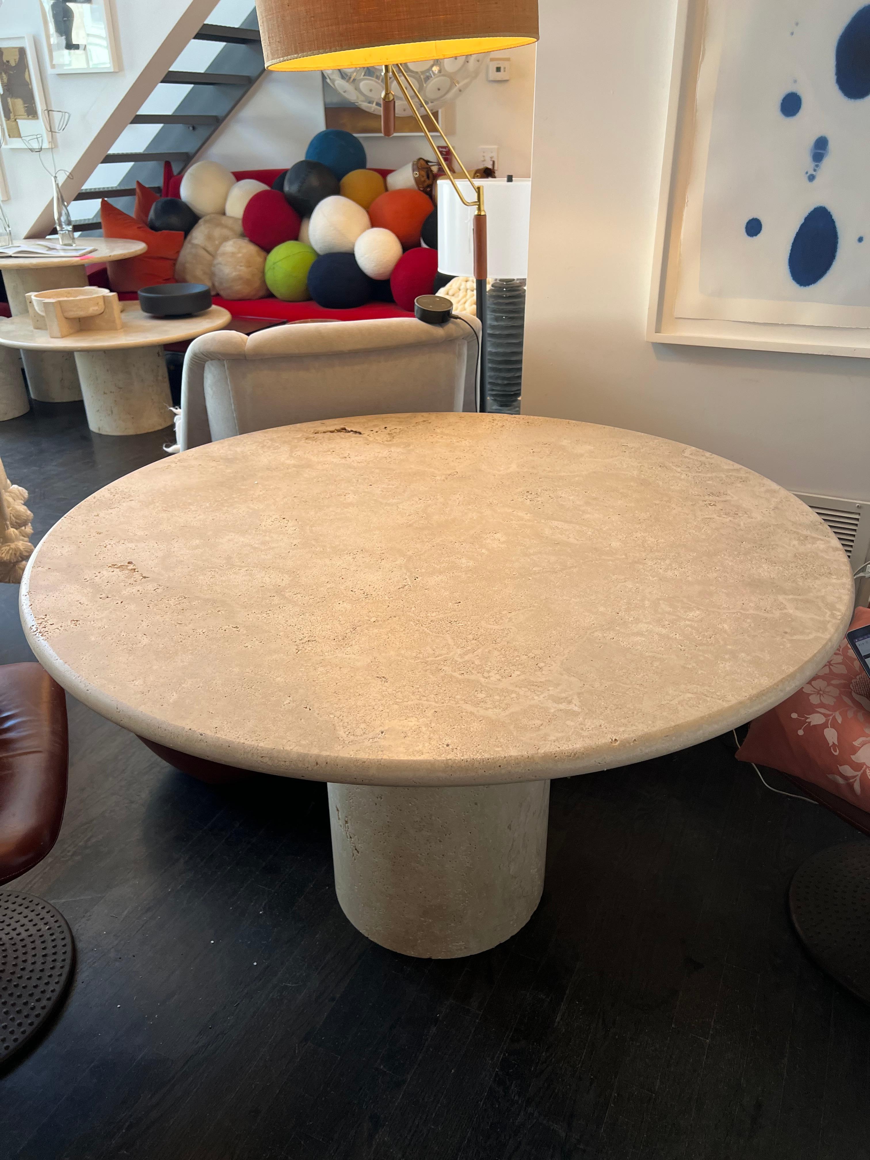 White Roman travertine bistro table by Le Lampade. Measure: 43''.
Round travertine top supported by a travertine column shaped base. These tables can be custom made.