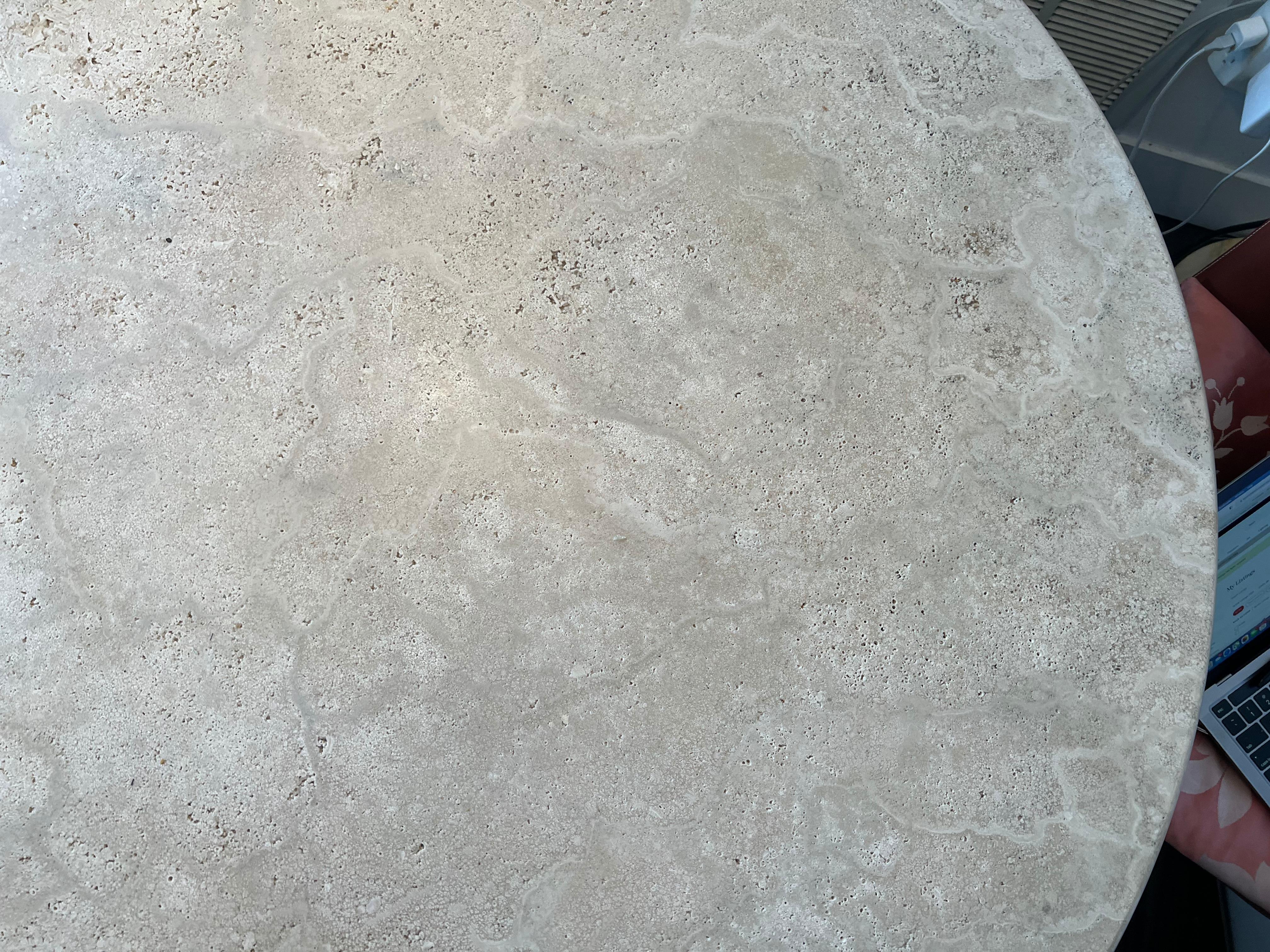 XXIe siècle et contemporain Table de bistrot en travertin romain blanc par Le Lampade en vente