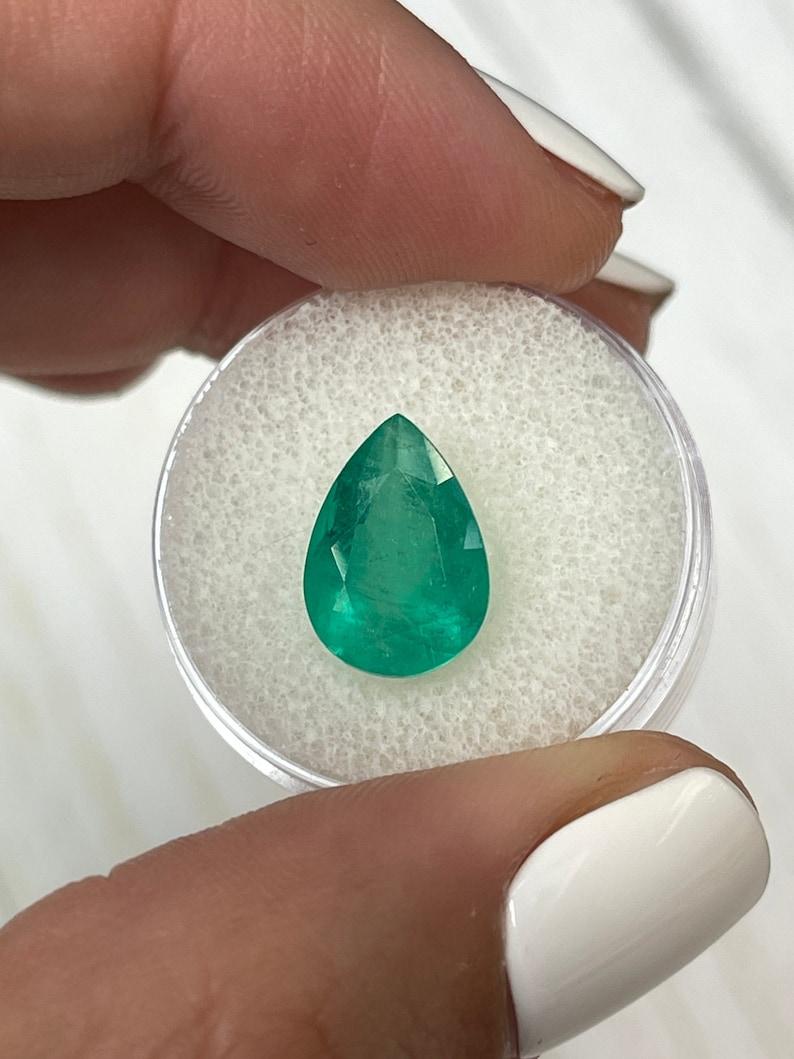 Piedra: Esmeralda
Peso: 4,30 quilates
Forma: Corte Pera
Claridad: Transparente
Lustre: Muy bueno
Color: Verde azulado medio
Medidas: 13,28 mm x 9,13 mm x 6,77 mm
Origen geográfico: Colombia
Tratamiento: Natural, Engrasado

Observaciones: Debido a