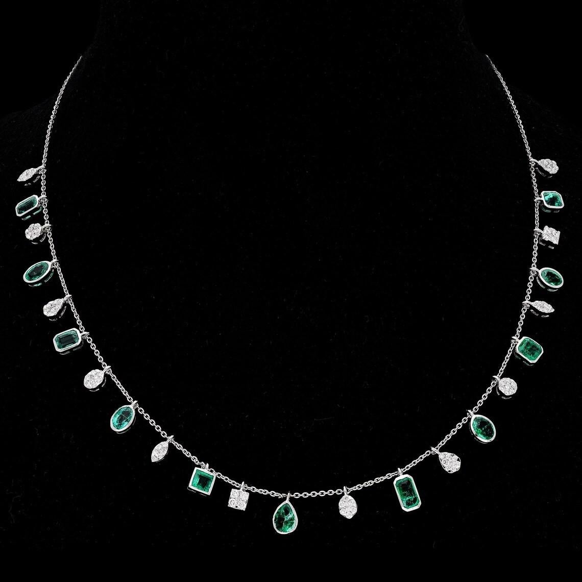 Dieses exquisite Collier aus 18-karätigem Gold ist von Hand mit 4,30 Karat Smaragd und 0,94 Karat funkelnden Diamanten besetzt. 

FOLLOW MEGHNA JEWELS Storefront, um die neueste Collection'S und exklusive Stücke zu sehen. Meghna Jewels ist stolz