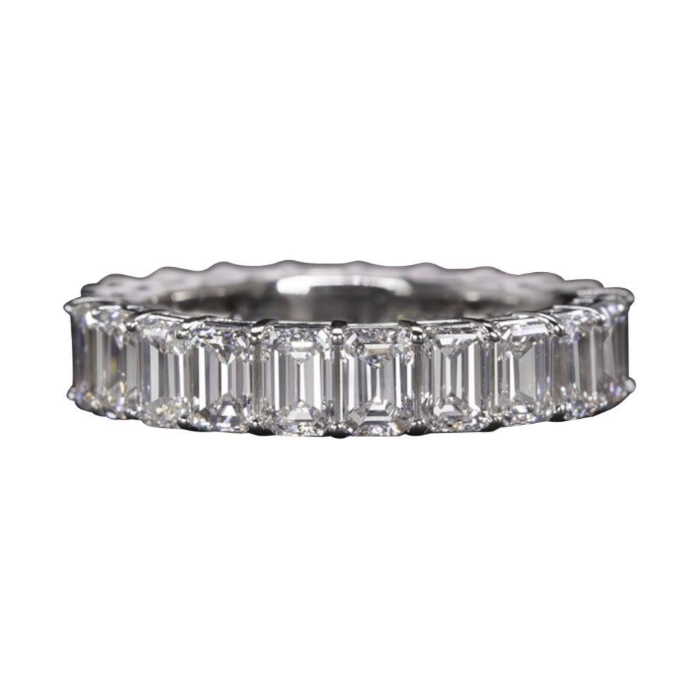 Alliance d'éternité en or blanc 14 carats sertie d'un diamant taille émeraude de 4,30 carats