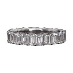 Alliance d'éternité en or blanc 14 carats sertie d'un diamant taille émeraude de 4,30 carats