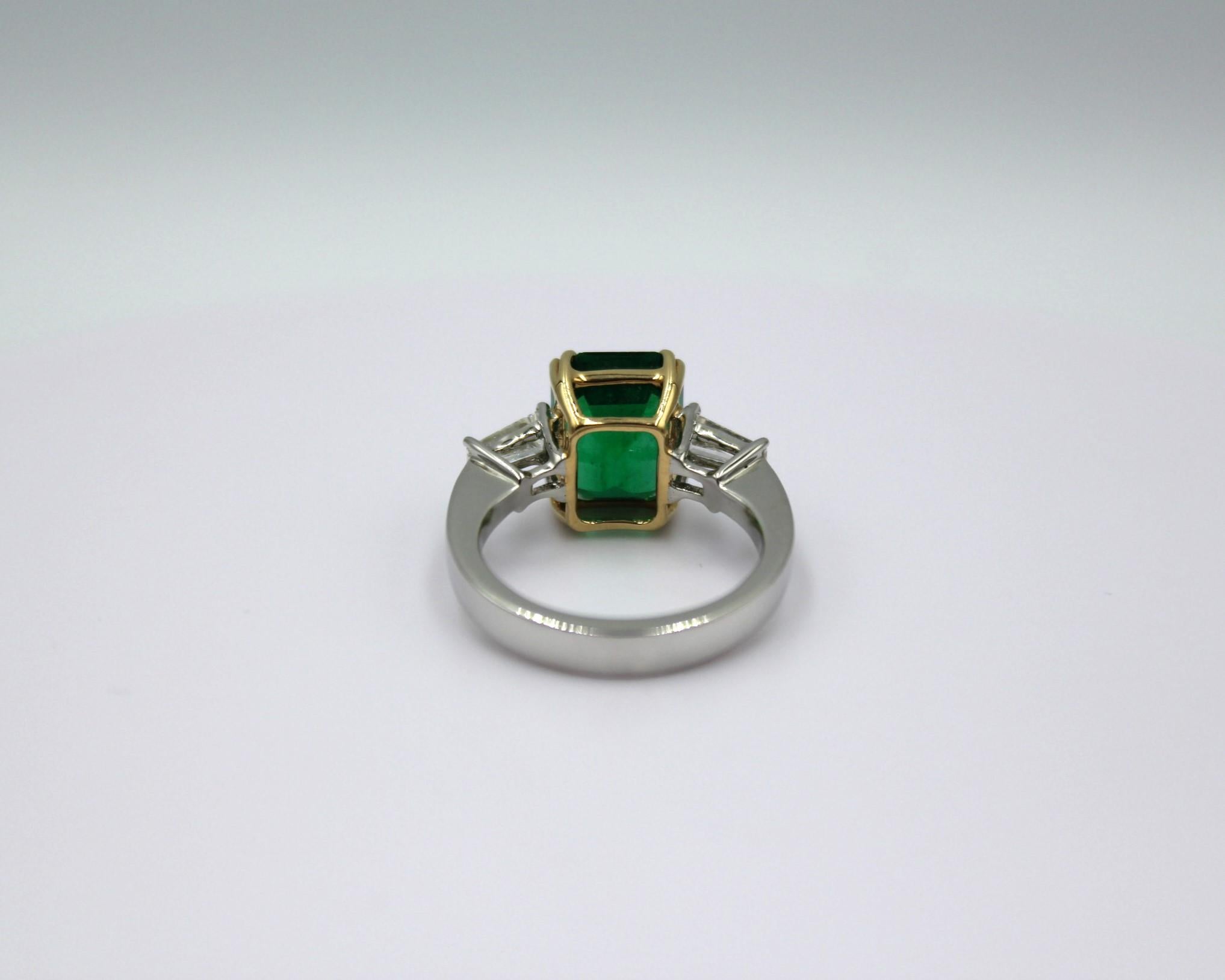 4.30 Carat Emerald & Diamond Ring In New Condition For Sale In New York, NY