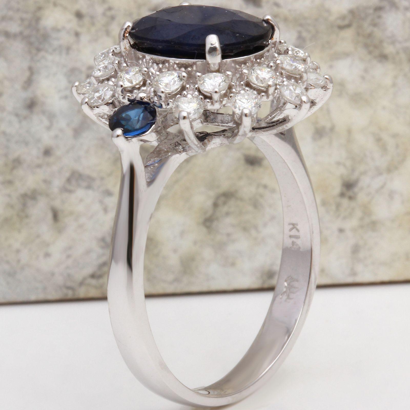 Women's or Men's 4.30 Carat Exquisite Natural Blue Sapphire and Diamond 14 Karat Solid White Gold For Sale
