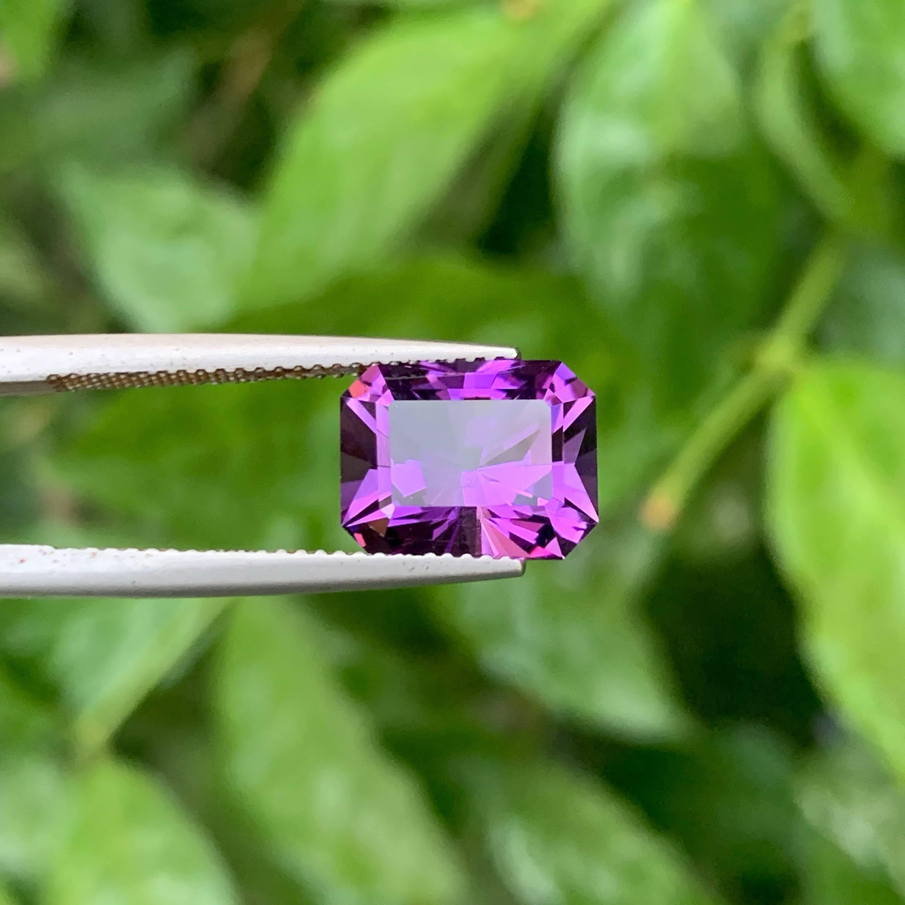 4.30 Carat Natural Faceted Royal Purple Amethyst Emerald Cut Brazilian Gemstone (Améthyste royale pourpre taillée en émeraude) en vente 4