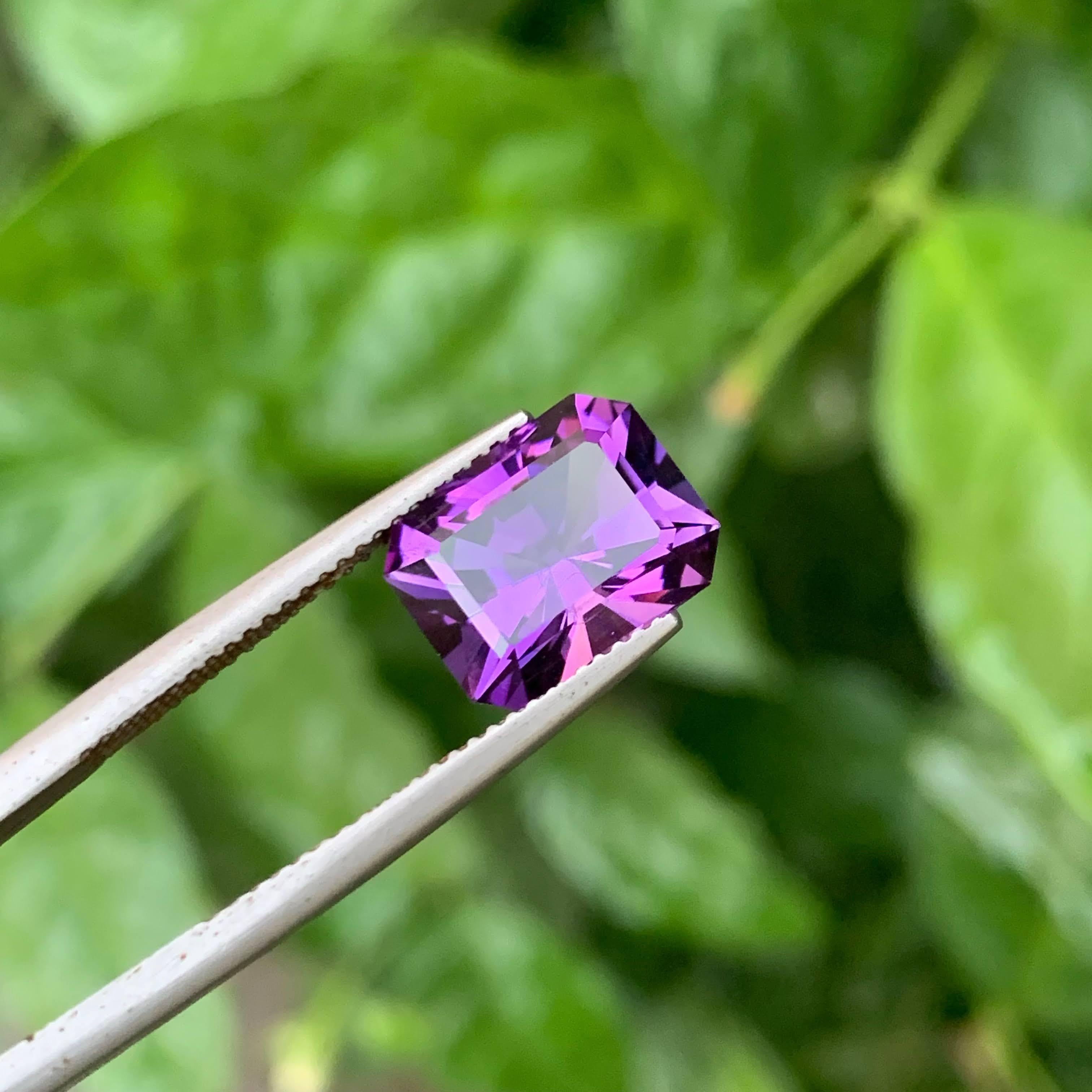 Moderne 4.30 Carat Natural Faceted Royal Purple Amethyst Emerald Cut Brazilian Gemstone (Améthyste royale pourpre taillée en émeraude) en vente