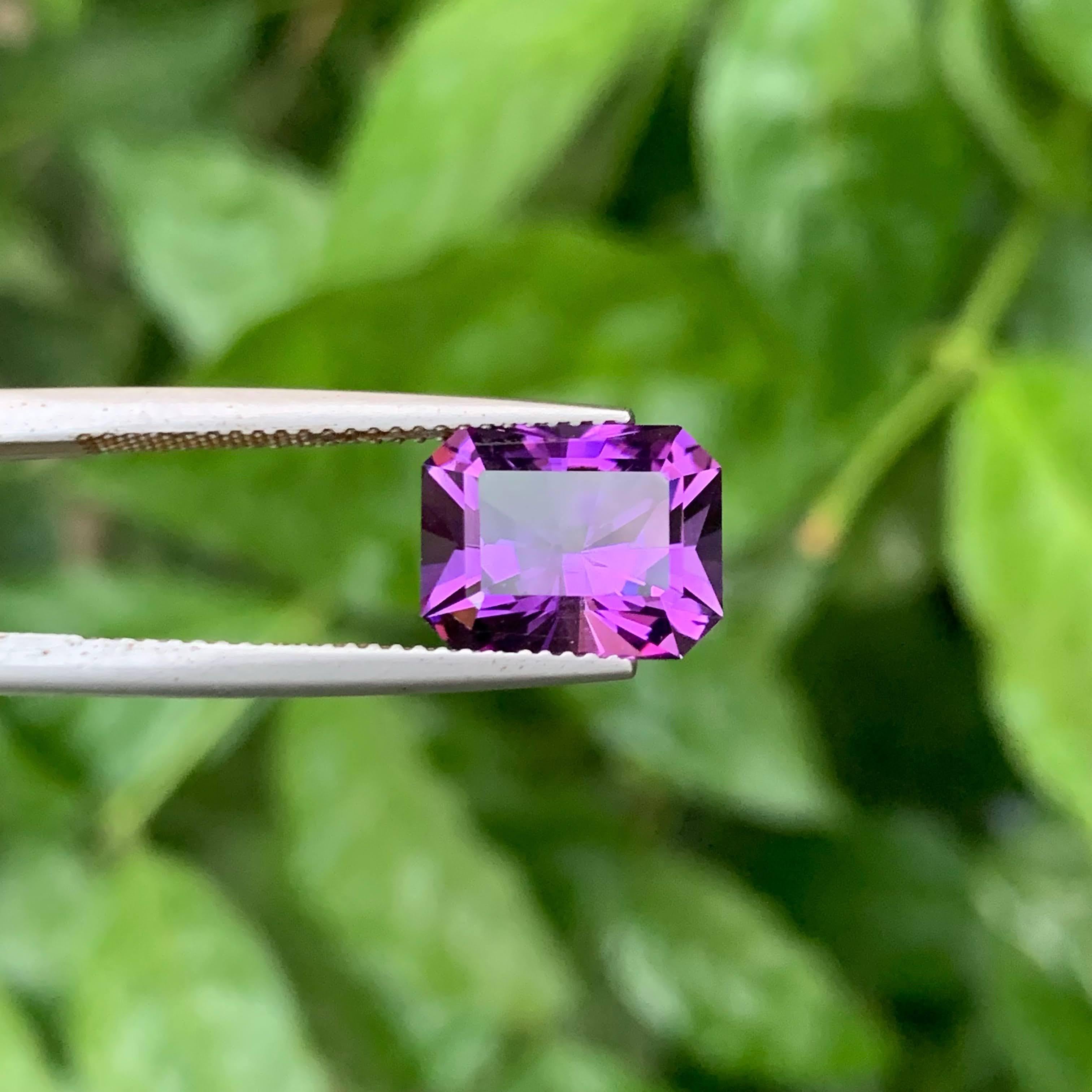4.30 Carat Natural Faceted Royal Purple Amethyst Emerald Cut Brazilian Gemstone (Améthyste royale pourpre taillée en émeraude) en vente 1