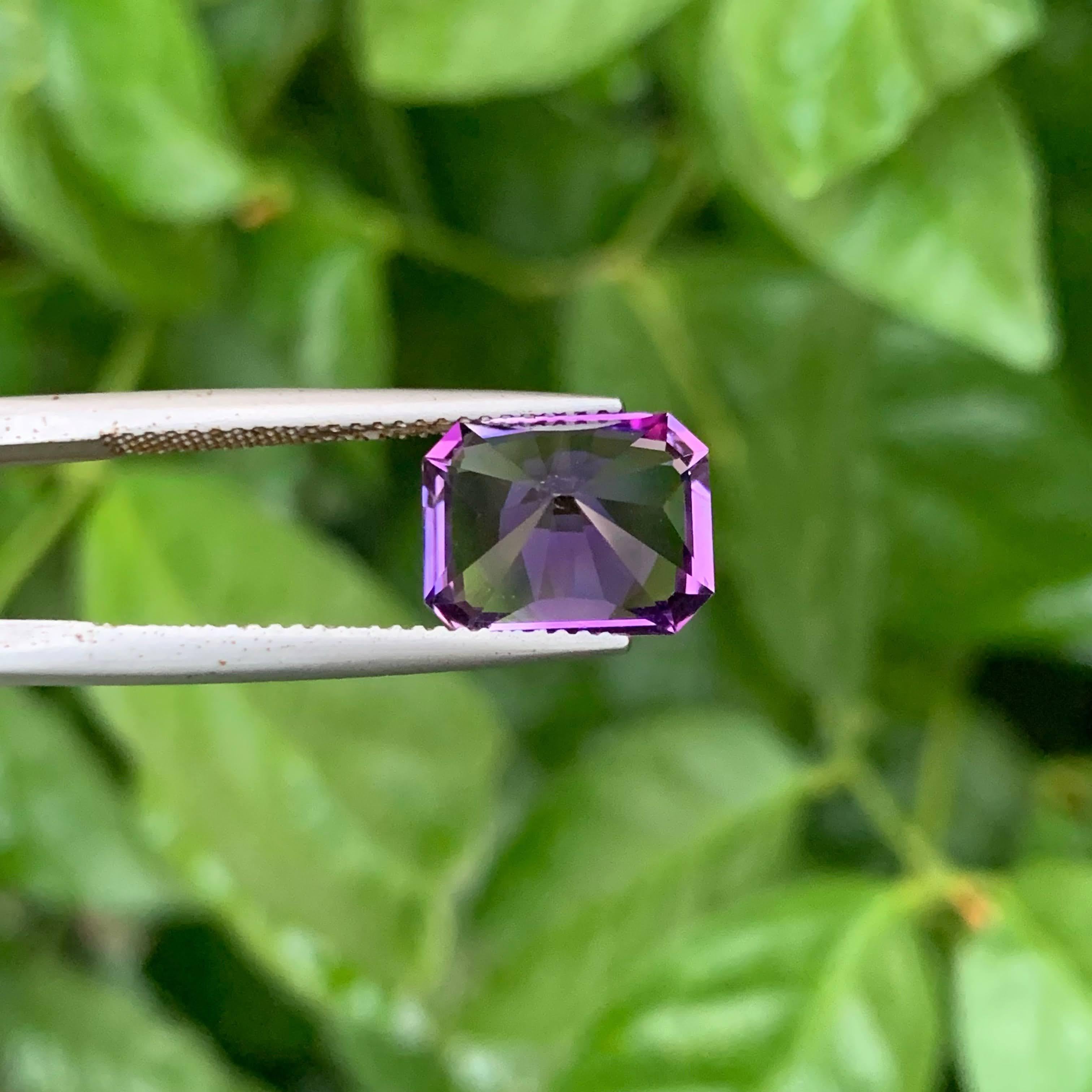 4.30 Carat Natural Faceted Royal Purple Amethyst Emerald Cut Brazilian Gemstone (Améthyste royale pourpre taillée en émeraude) en vente 3