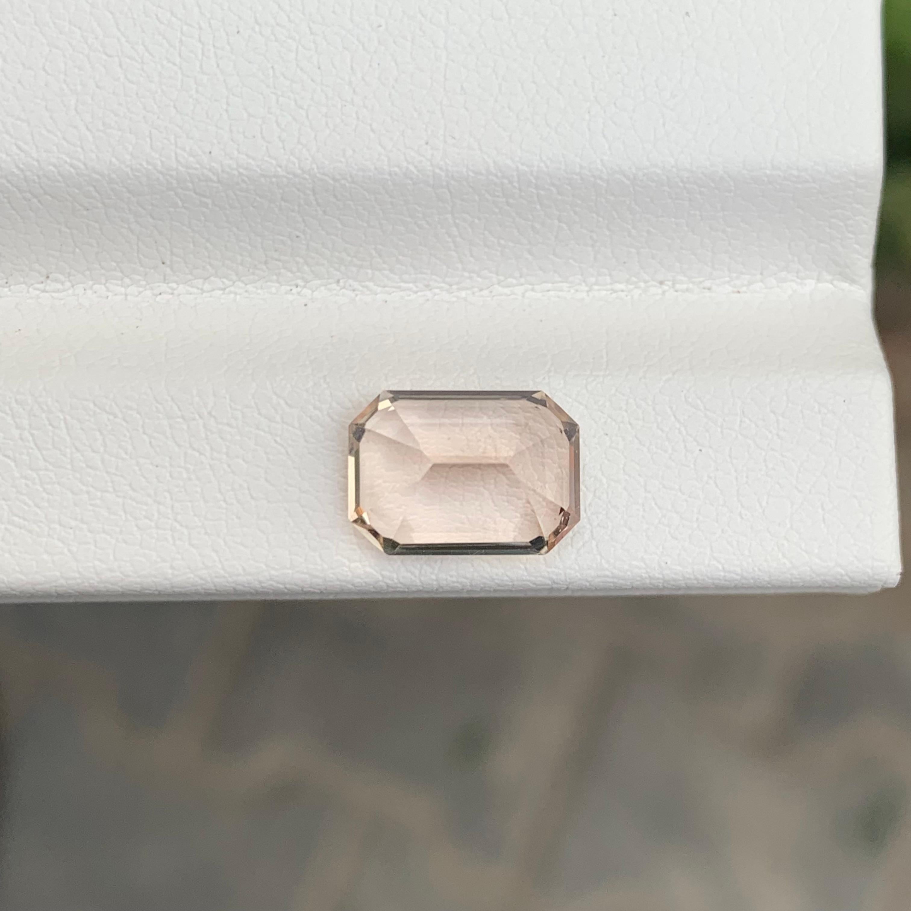 4.30 Carat Natural Loose Golden Topaz Emerald Shape Gemstone In New Condition For Sale In Peshawar, PK