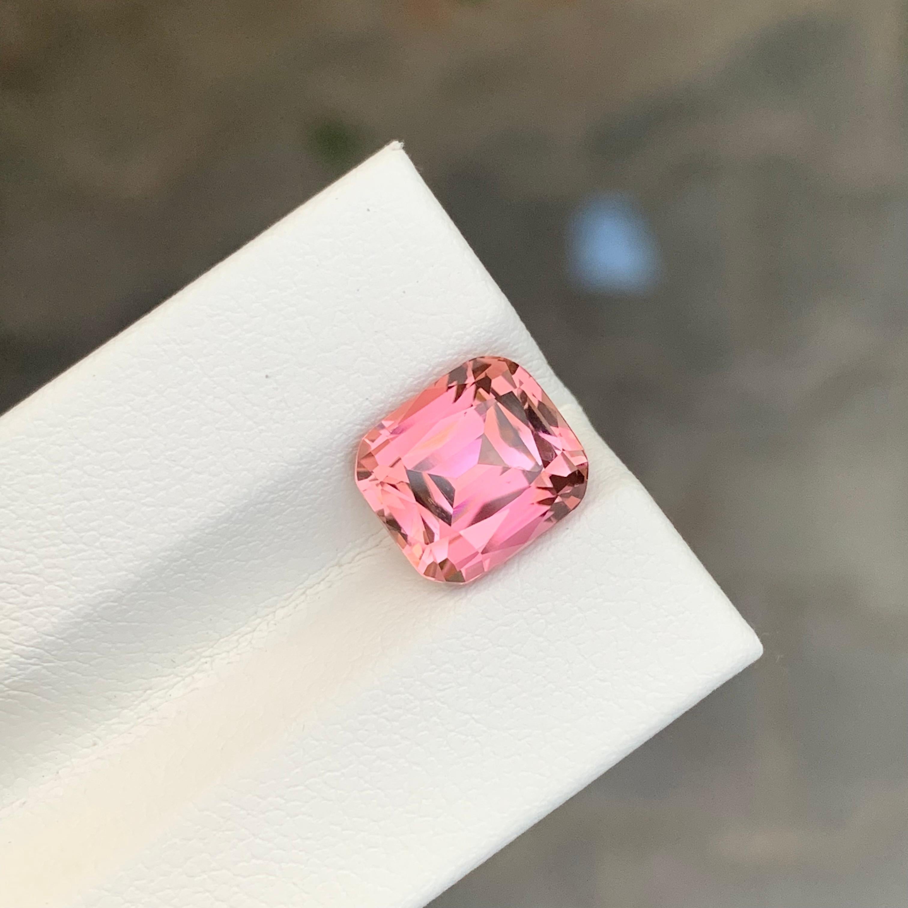 Gema natural suelta de turmalina rosa suave de 4,30 quilates en forma de cojín en Nuevo estado para la venta en Peshawar, PK