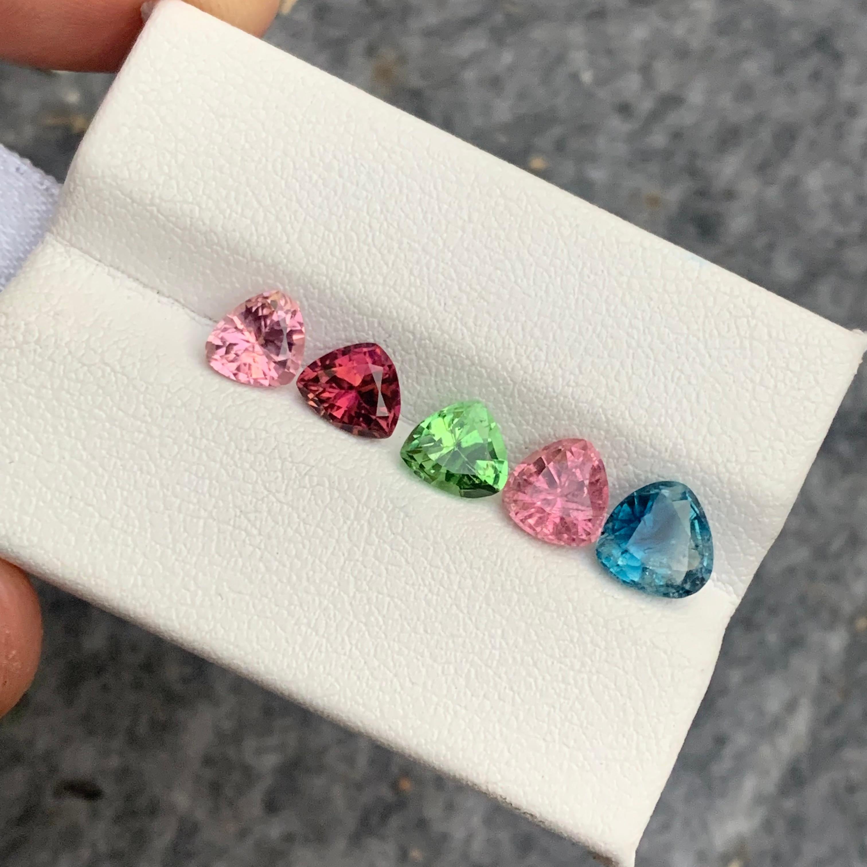 Lot de tourmalines naturelles multicolores non serties de 4,30 carats taillées en brillant en vente 2