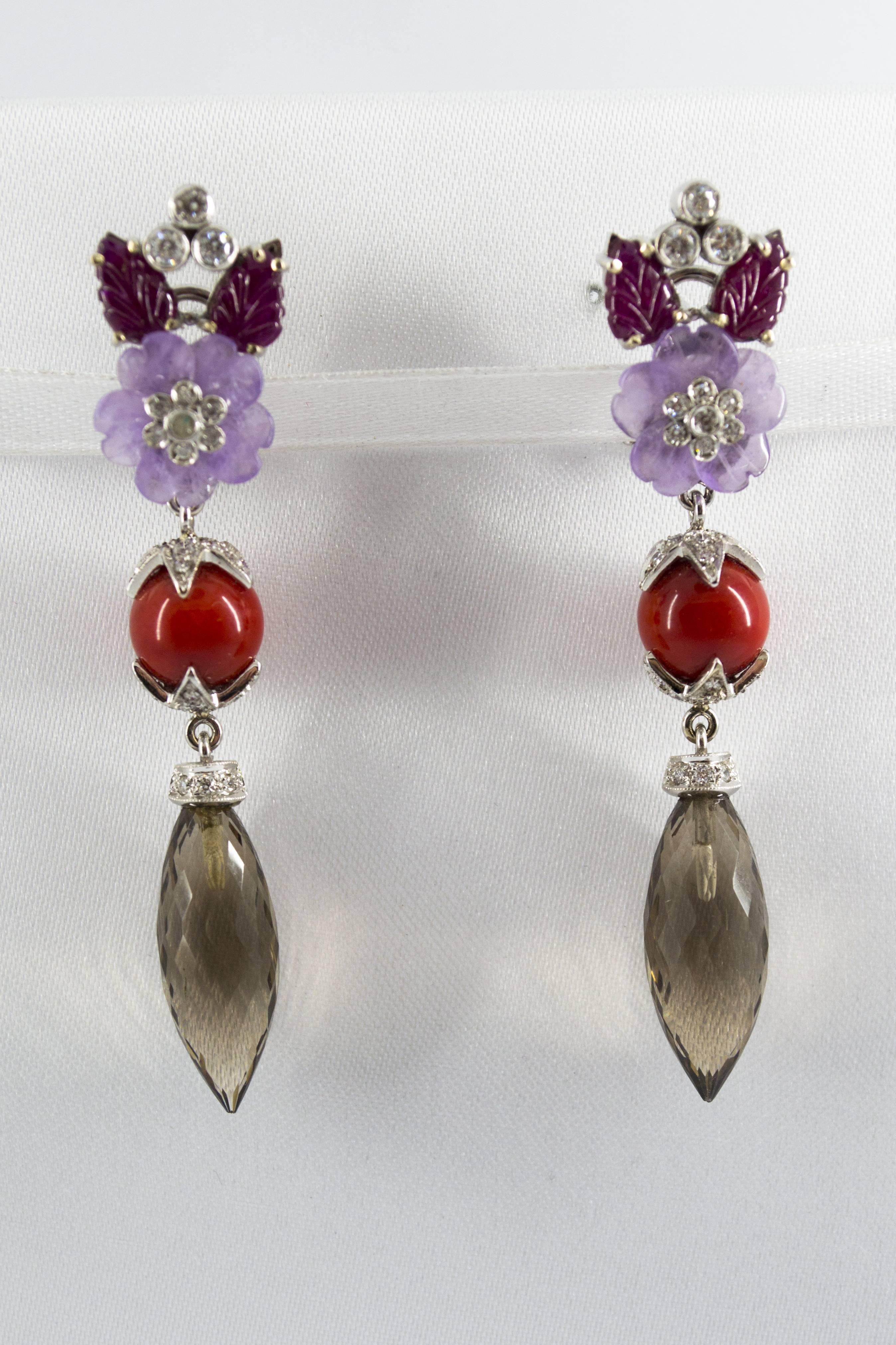 These Earrings are made of 18K White Gold.
These Earrings have 1.10 Carats of White Diamonds.
These Earrings have 4.30 Carats of Rubies.
These Earrings have also Agate, Bambù Coral and Fume Quartz.
All our Earrings have pins for pierced ears but we