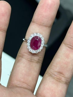 Anillo de rubíes y diamantes de 4,30 quilates en oro blanco de 18 quilates