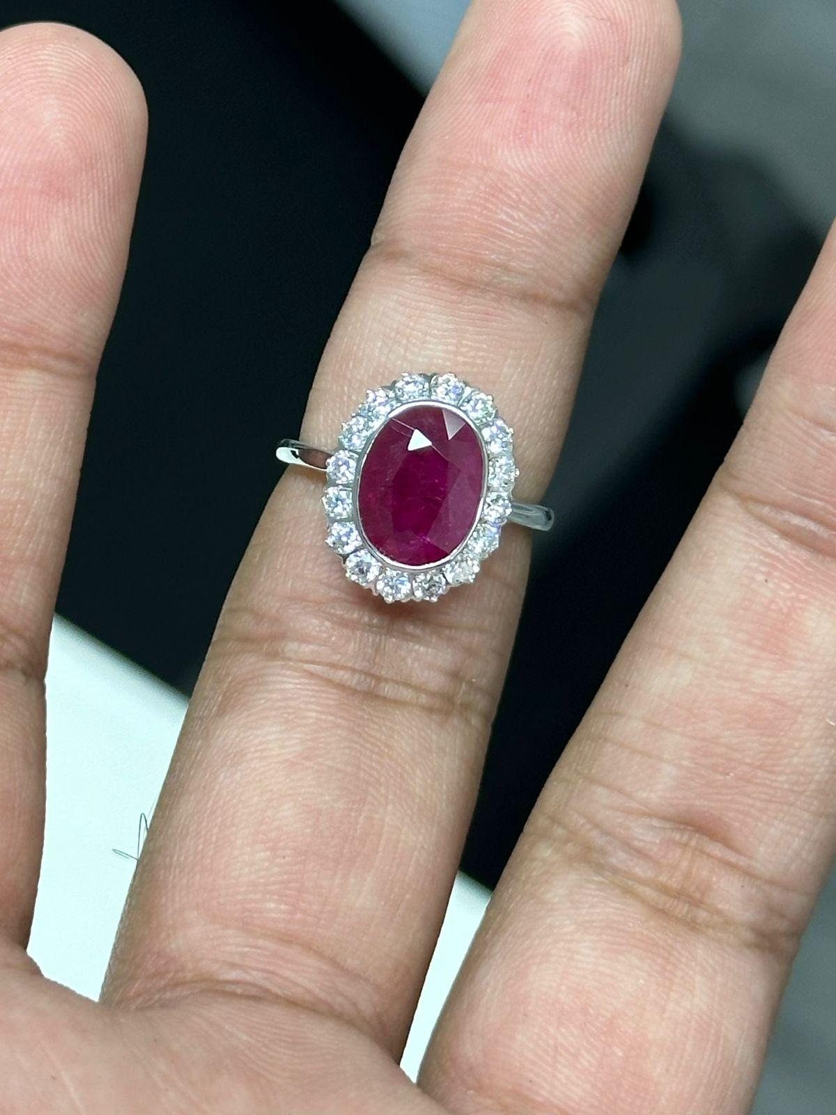 Art déco Bague en or blanc 18 carats avec rubis et diamants de 4,30 carats en vente