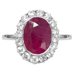 Anillo de rubíes y diamantes de 4,30 quilates en oro blanco de 18 quilates