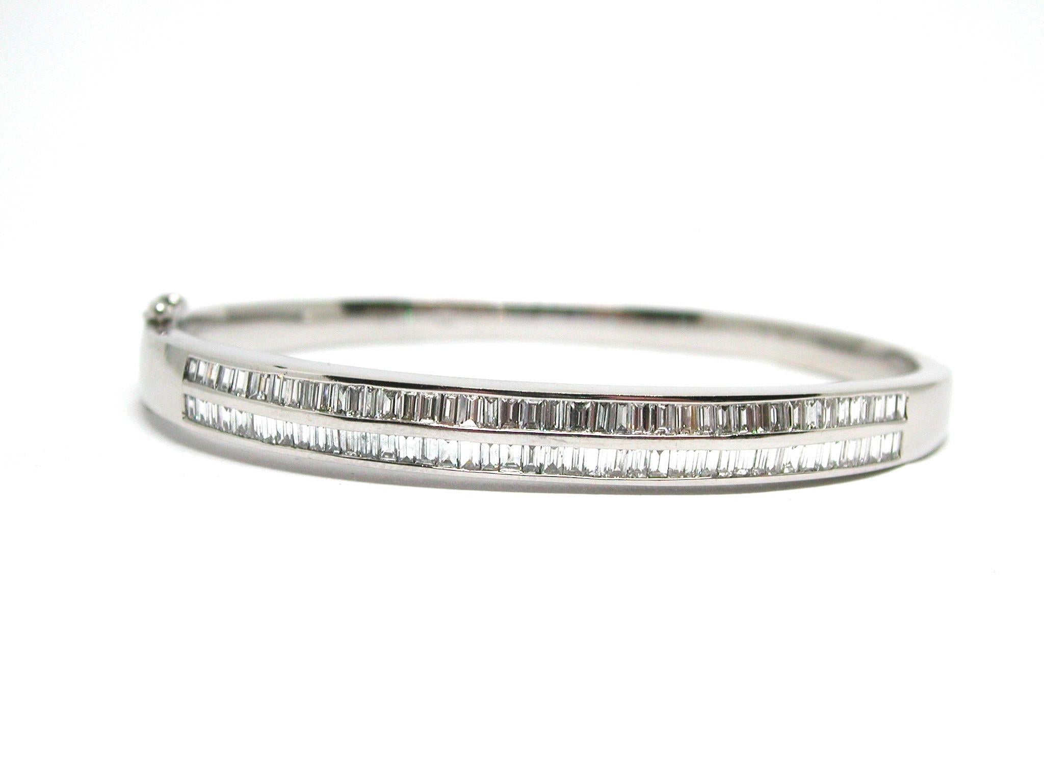 4.30 Carat White Gold Diamond Baguette Bangle In New Condition For Sale In Antwerp, BE