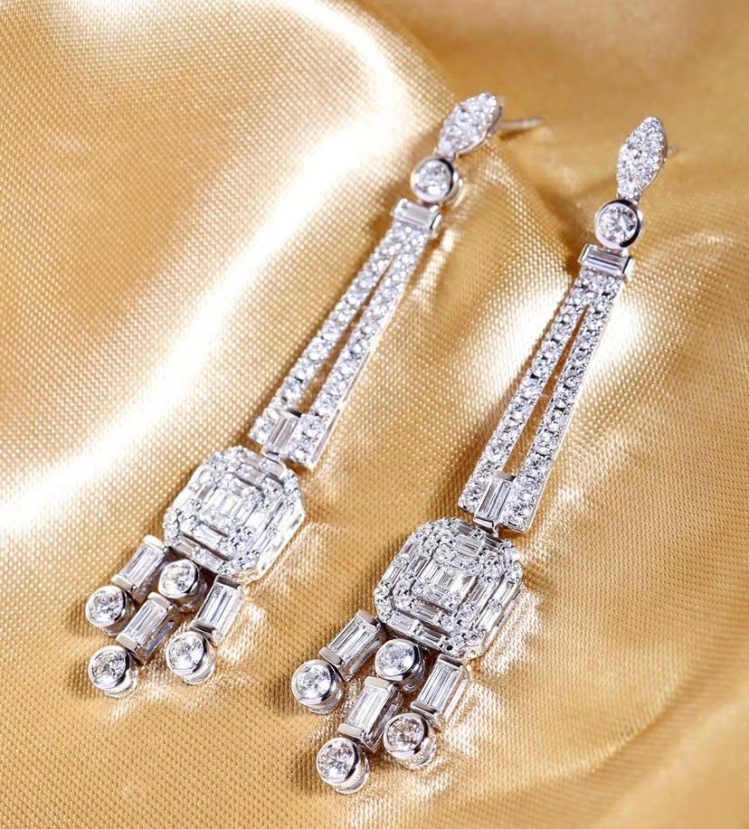4.boucles d'oreilles chandelier en or 18 carats 30 carats de diamants de forme mixte en vente 5