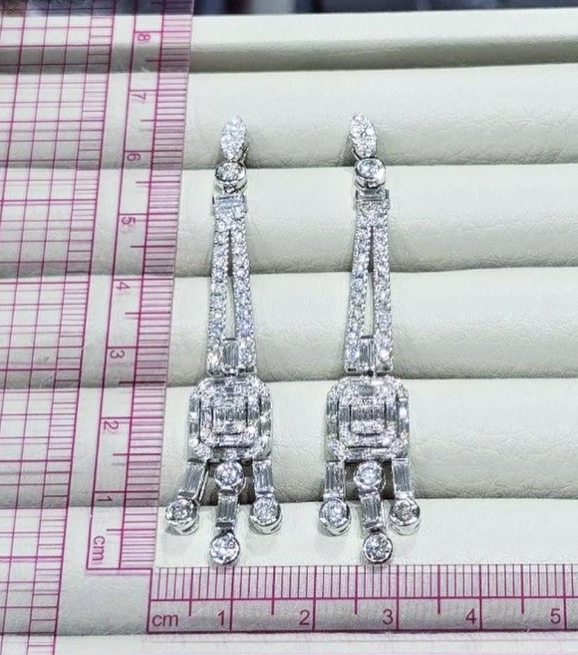 Boucles d'oreilles exquises en diamants au design contemporain, d'un style élégant et raffiné, réalisées avec une attention particulière à tous les détails.
Rehaussez votre beauté intemporelle et ajoutez une touche de charme et de sophistication à
