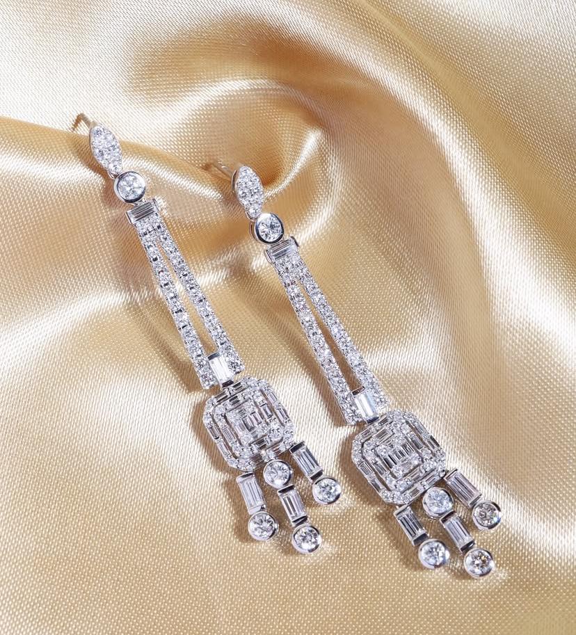 Taille mixte 4.boucles d'oreilles chandelier en or 18 carats 30 carats de diamants de forme mixte en vente