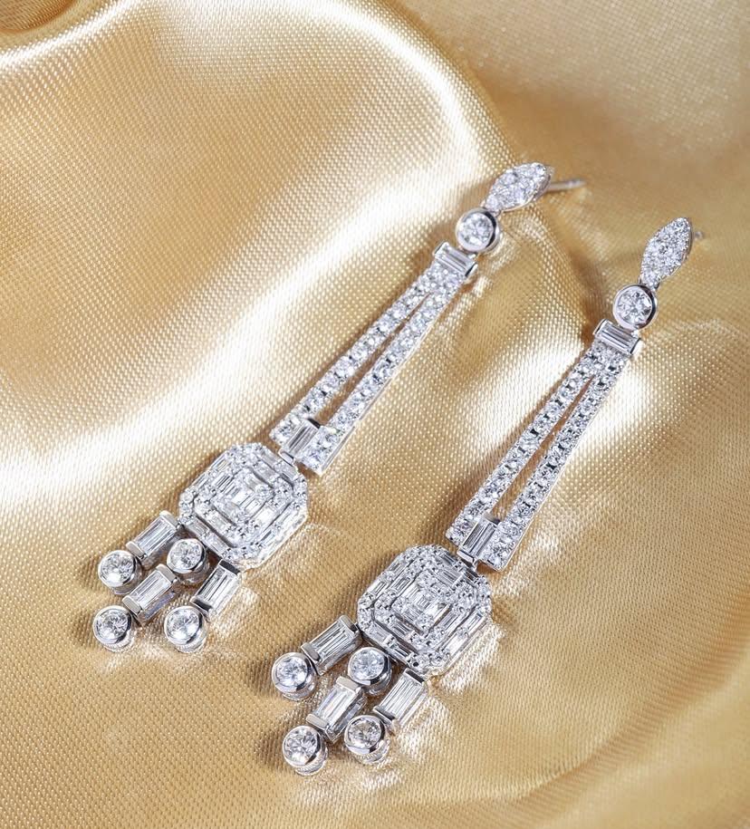 4.boucles d'oreilles chandelier en or 18 carats 30 carats de diamants de forme mixte Neuf - En vente à New Delhi, Delhi