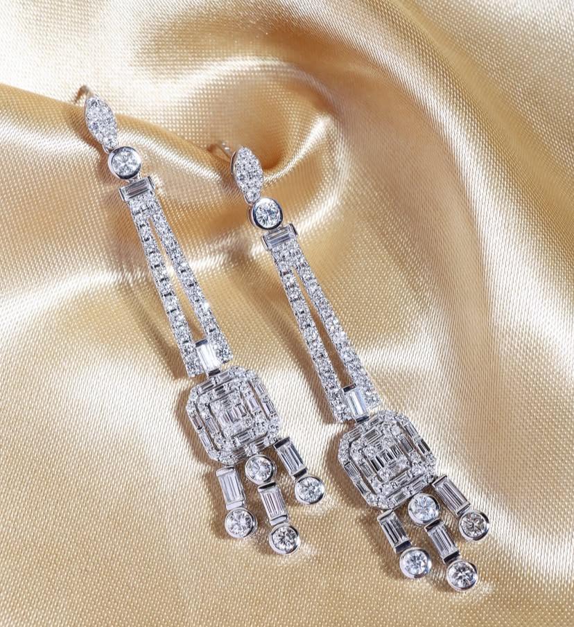 4.boucles d'oreilles chandelier en or 18 carats 30 carats de diamants de forme mixte Pour femmes en vente