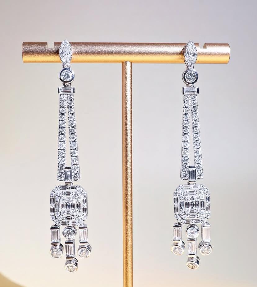 4.boucles d'oreilles chandelier en or 18 carats 30 carats de diamants de forme mixte en vente 1