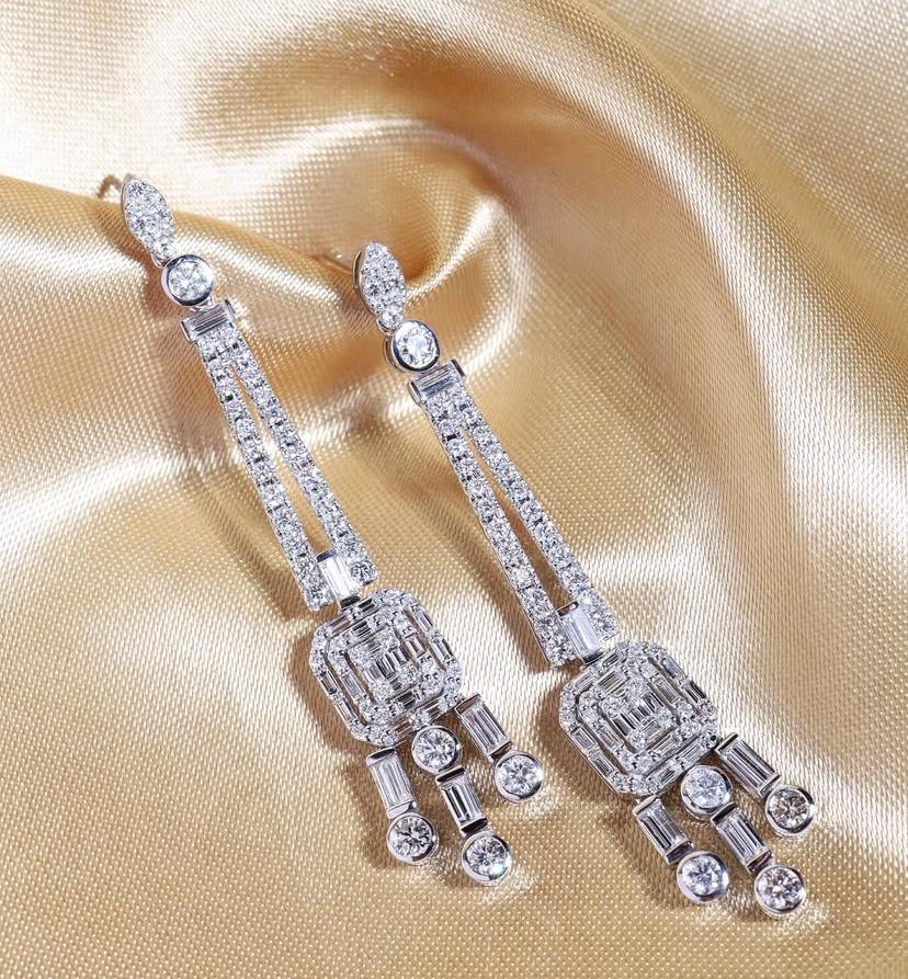 4.boucles d'oreilles chandelier en or 18 carats 30 carats de diamants de forme mixte en vente 2