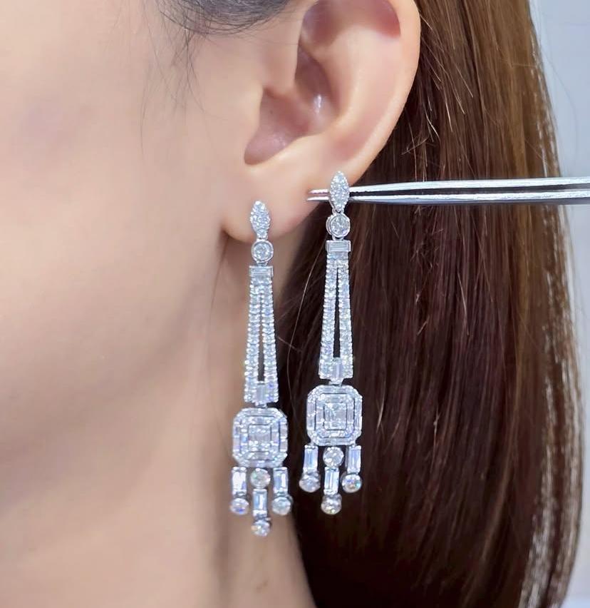 4.boucles d'oreilles chandelier en or 18 carats 30 carats de diamants de forme mixte en vente 3