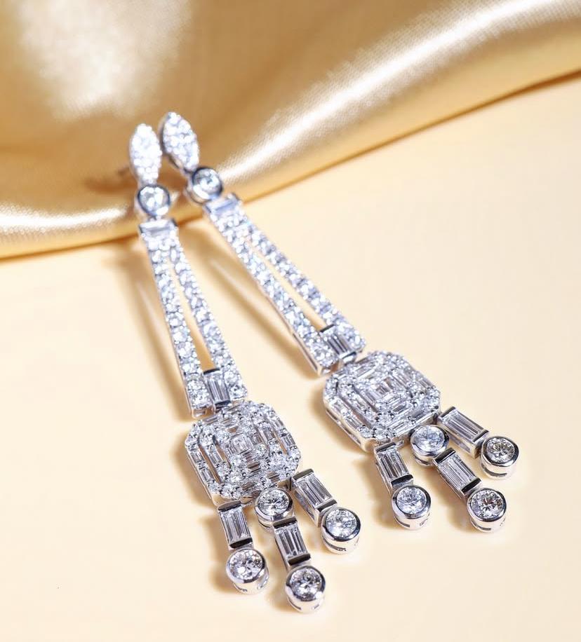 4.boucles d'oreilles chandelier en or 18 carats 30 carats de diamants de forme mixte en vente 4