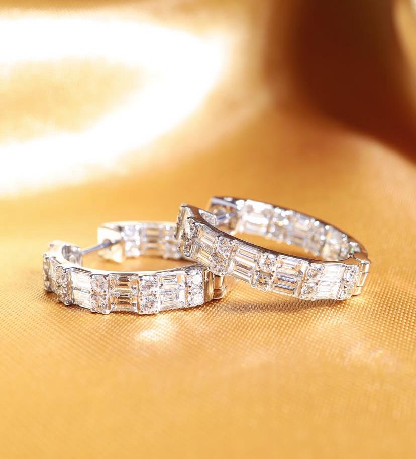Taille mixte 4.30 Ct Diamants ronds Brillant / Baguettes Boucles d'oreilles en or 18K en vente