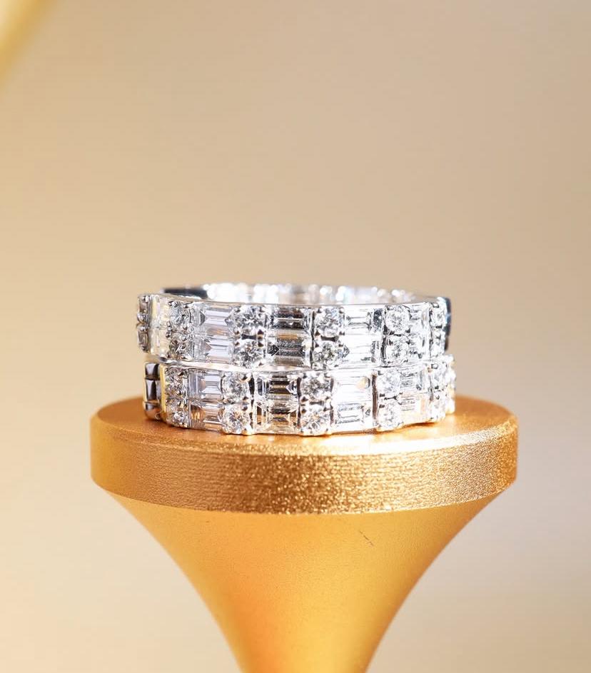 4.30 Ct Diamants ronds Brillant / Baguettes Boucles d'oreilles en or 18K Neuf - En vente à Massafra, IT