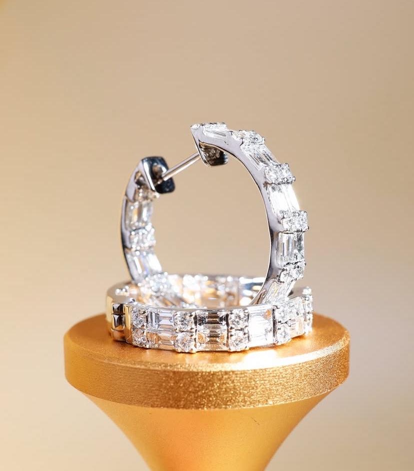 4.30 Ct Diamants ronds Brillant / Baguettes Boucles d'oreilles en or 18K Unisexe en vente