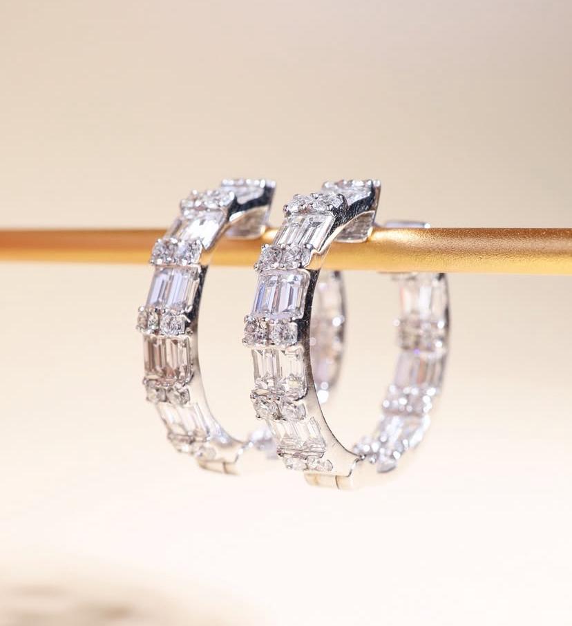 4.30 Ct Diamants ronds Brillant / Baguettes Boucles d'oreilles en or 18K en vente 2