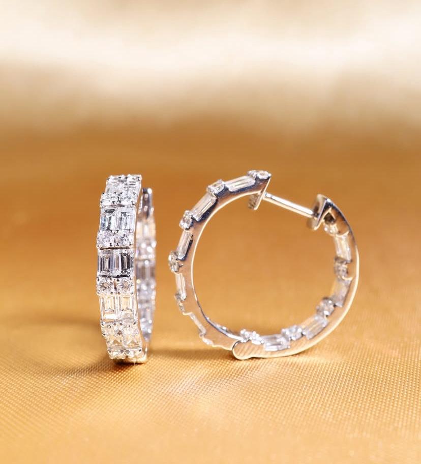4.30 Ct Diamants ronds Brillant / Baguettes Boucles d'oreilles en or 18K en vente 3