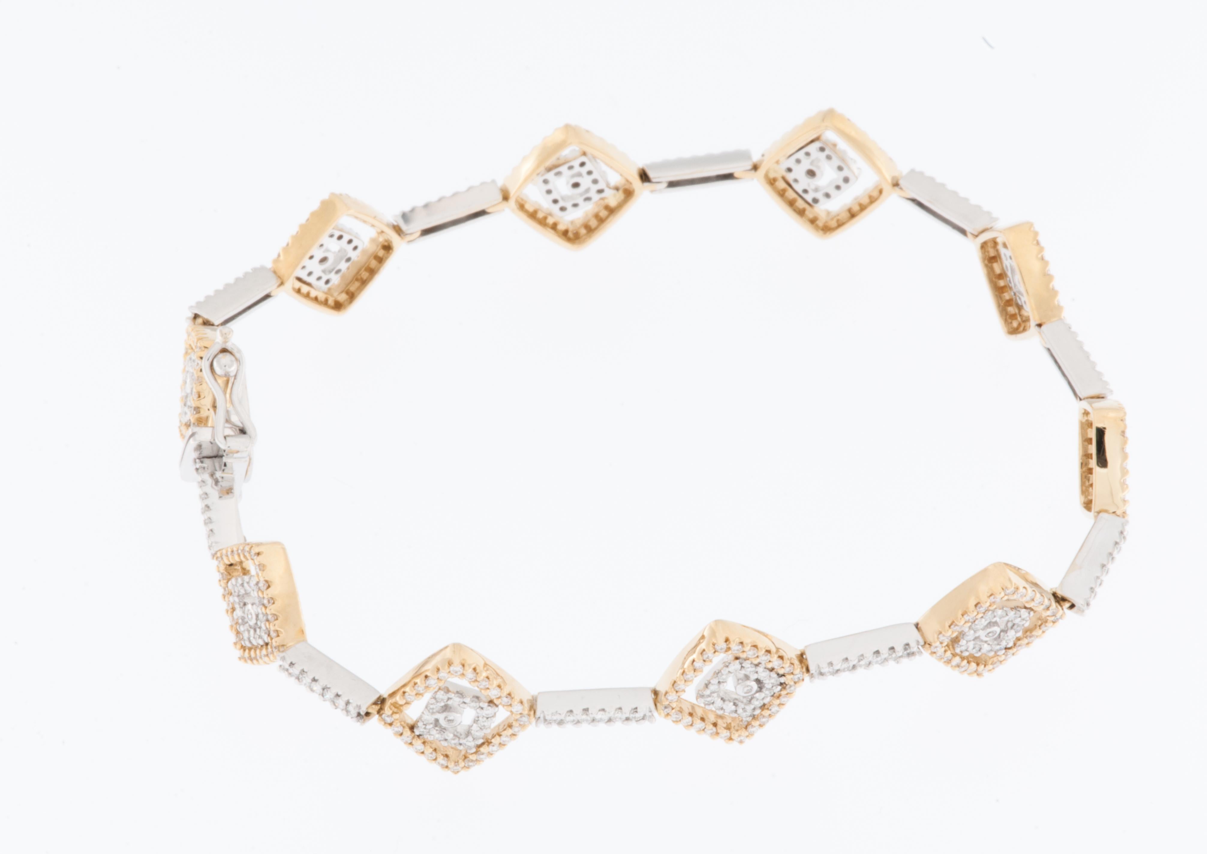 Das 430 Diamonds Square Motif Armband aus 18-karätigem Gelb- und Weißgold ist ein bemerkenswertes und opulentes Schmuckstück, das aufwändiges Design mit luxuriösen Materialien verbindet. Dieses Armband hat ein quadratisches Motiv, das mit 430
