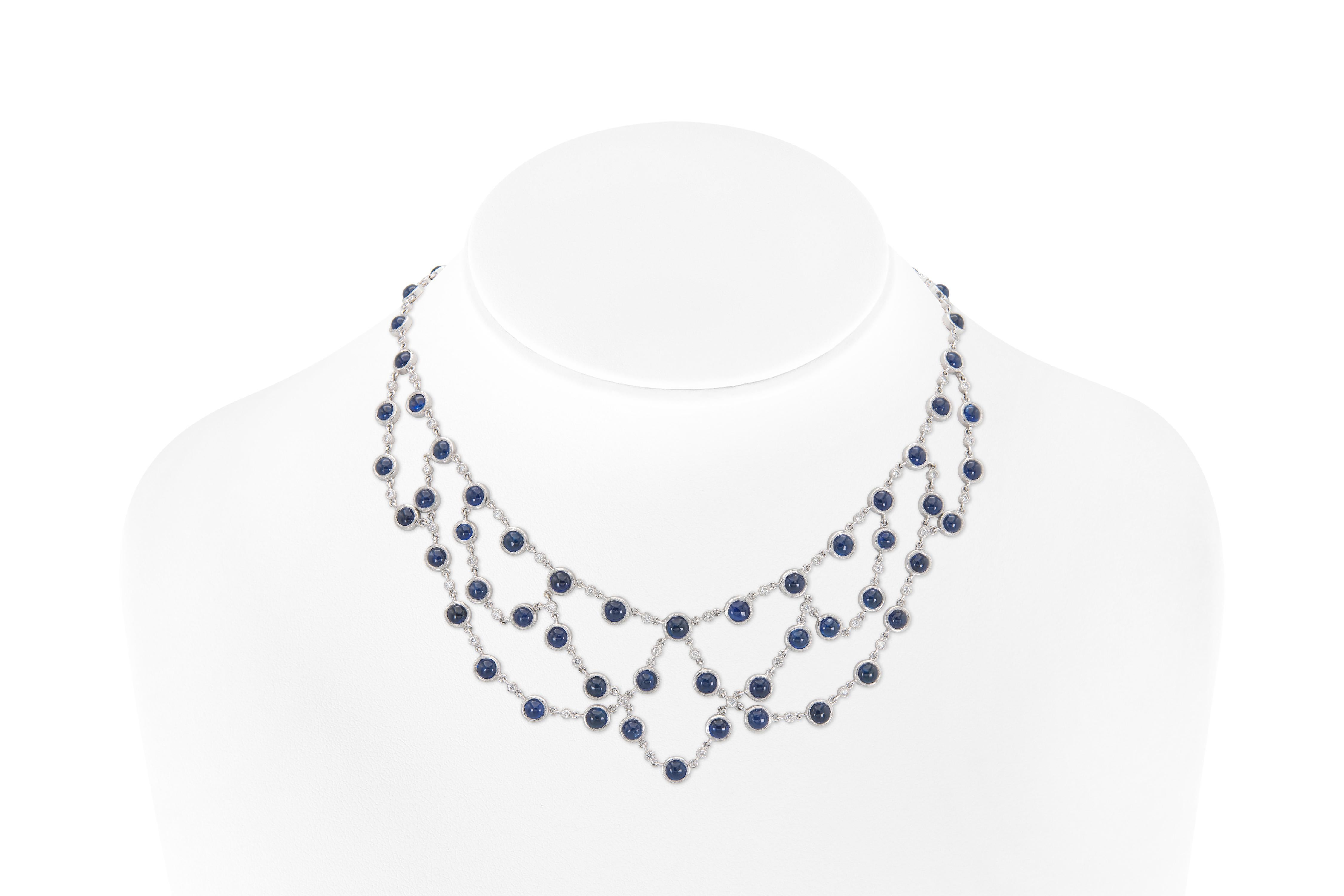 Finement réalisée en or blanc 18k avec des saphirs cabochons pesant environ 43,00 carats au total et de petits diamants ronds de taille brillant pesant environ 1,40 carat au total.
16 pouces de long