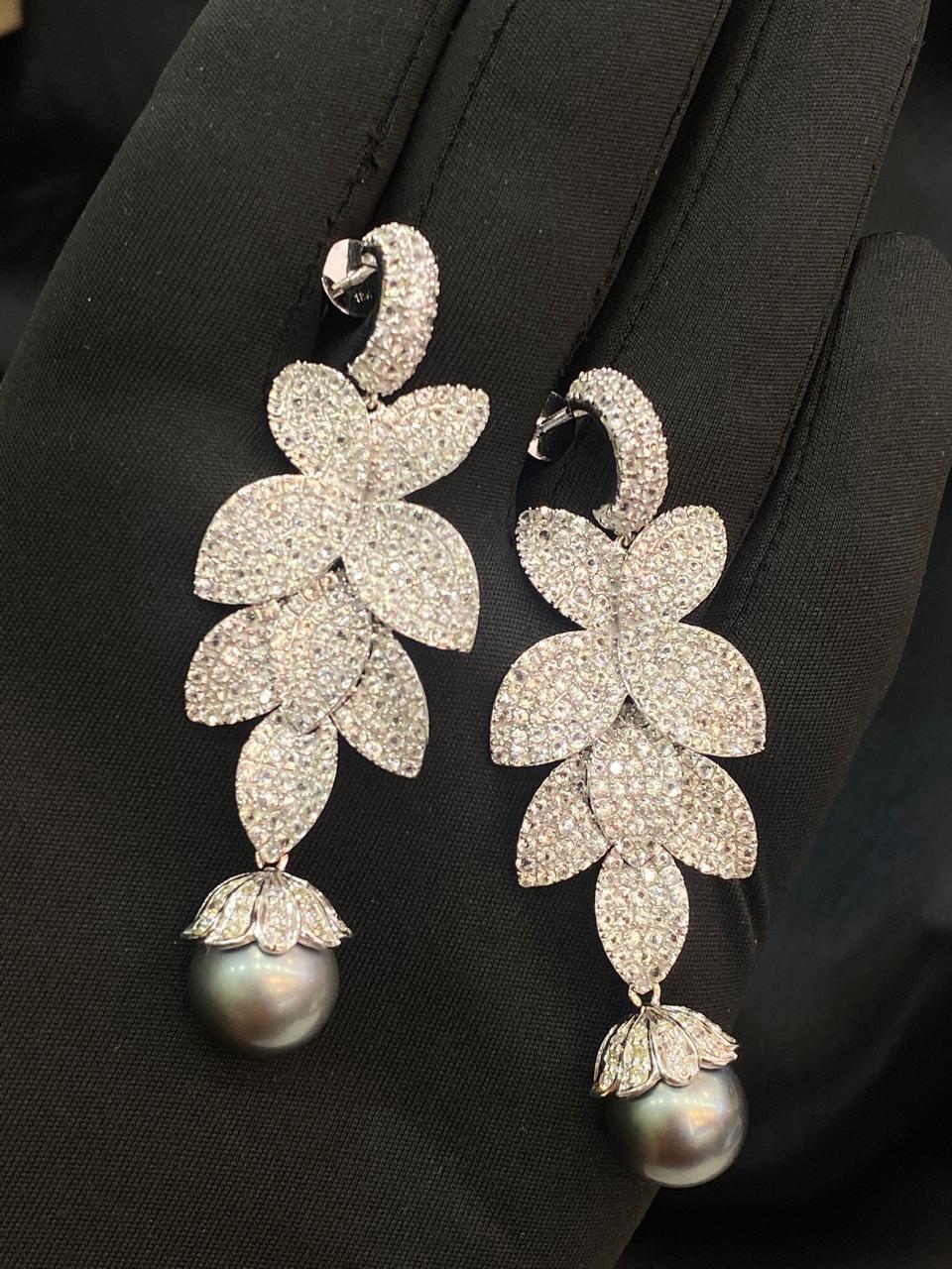 Un esclusivo orecchino di perle e zaffiri, con un particolare design floreale, dallo stile elegante e raffinato.
Eleva la tua bellezza senza tempo e aggiungi un tocco di raffinatezza e glamour a te stesso.
Gli splendidi orecchini sono realizzati in
