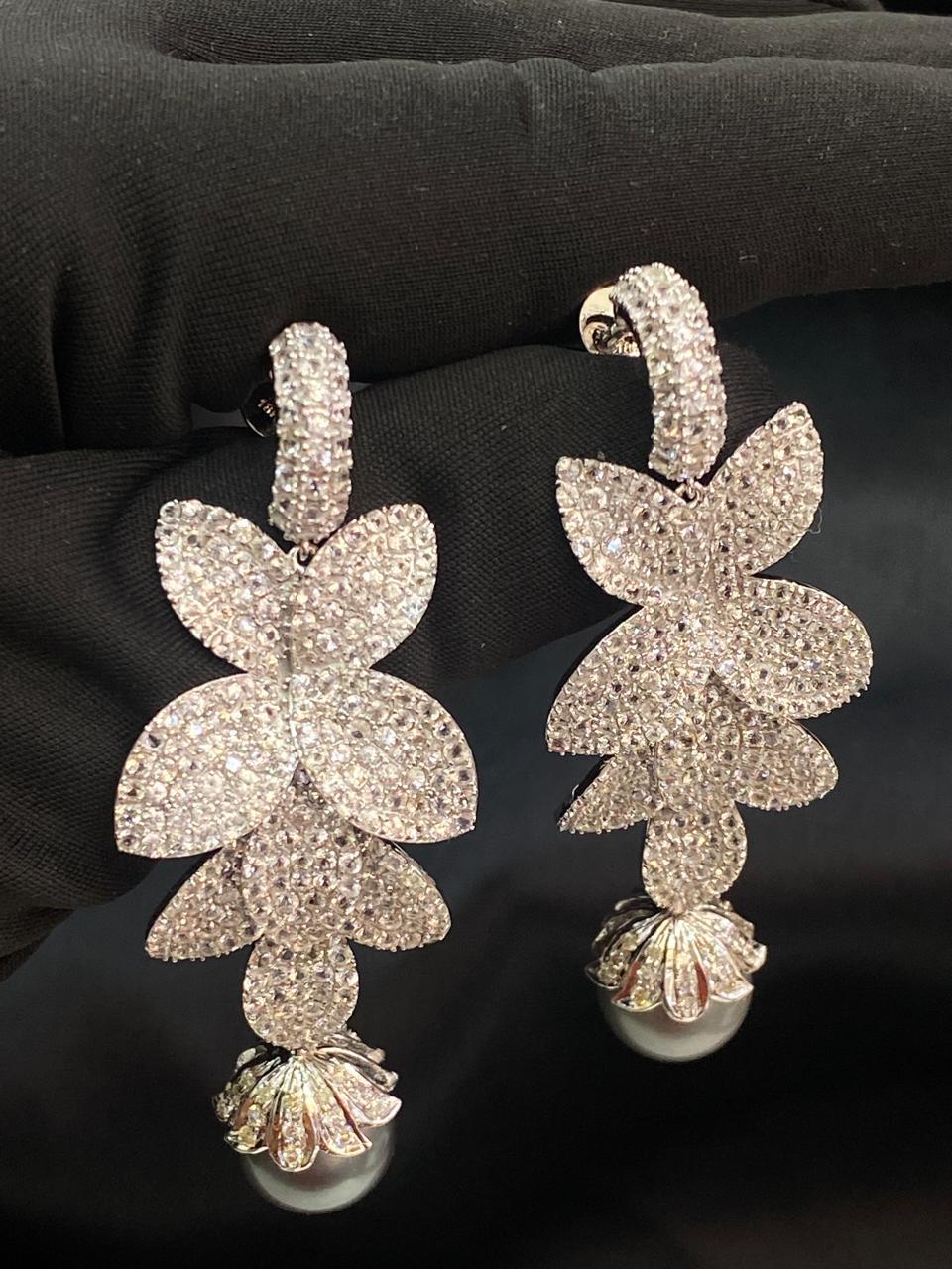 43,00 Carati Perle 12,00 Carati Zaffiri Bianchi Orecchini floreali in oro 18K In condizioni Nuovo in vendita a Massafra, IT