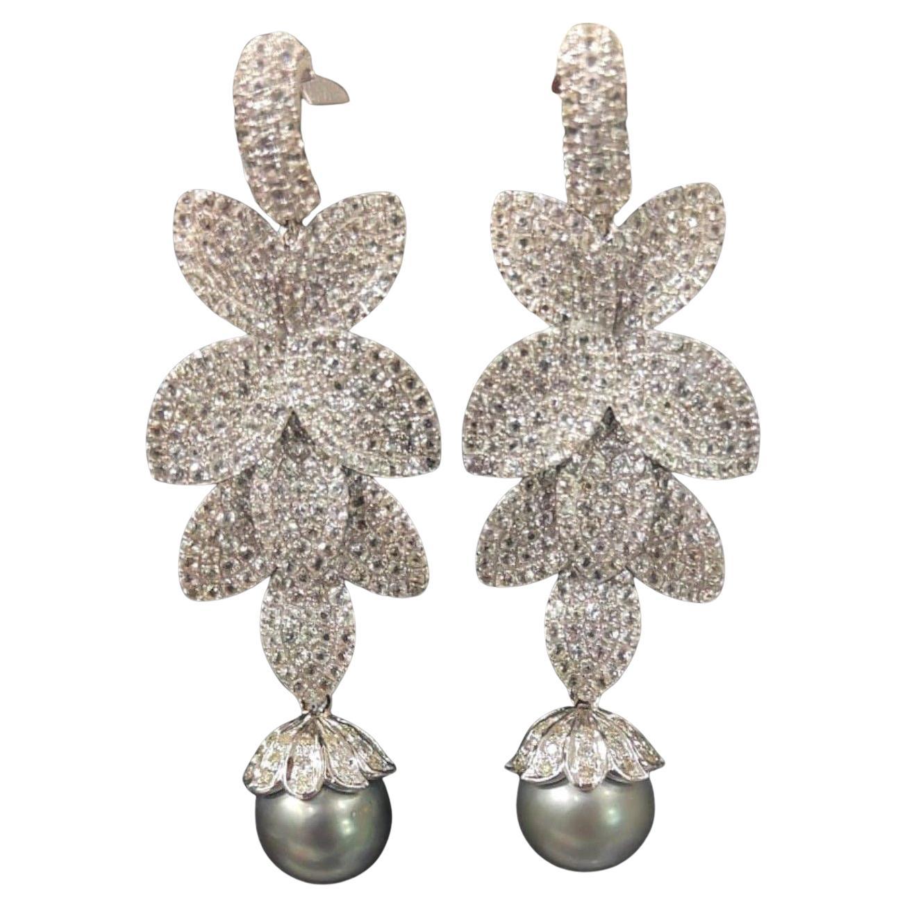 43,00 Carati Perle 12,00 Carati Zaffiri Bianchi Orecchini floreali in oro 18K