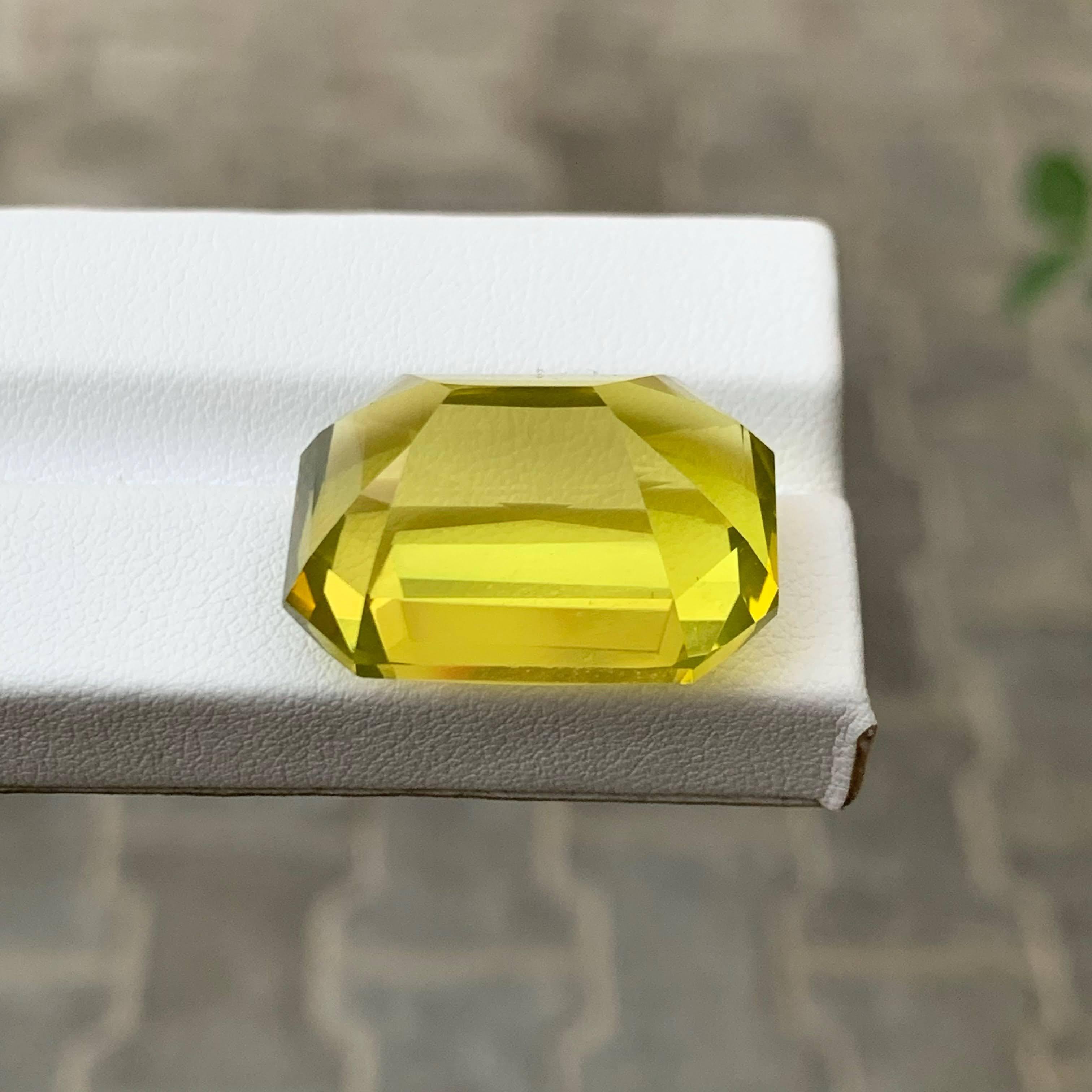 Moderne 43.05 Carat Natural Loose Lemon Quartz Stone Fancy Emerald Cut African Gemstone (pierre précieuse africaine) en vente