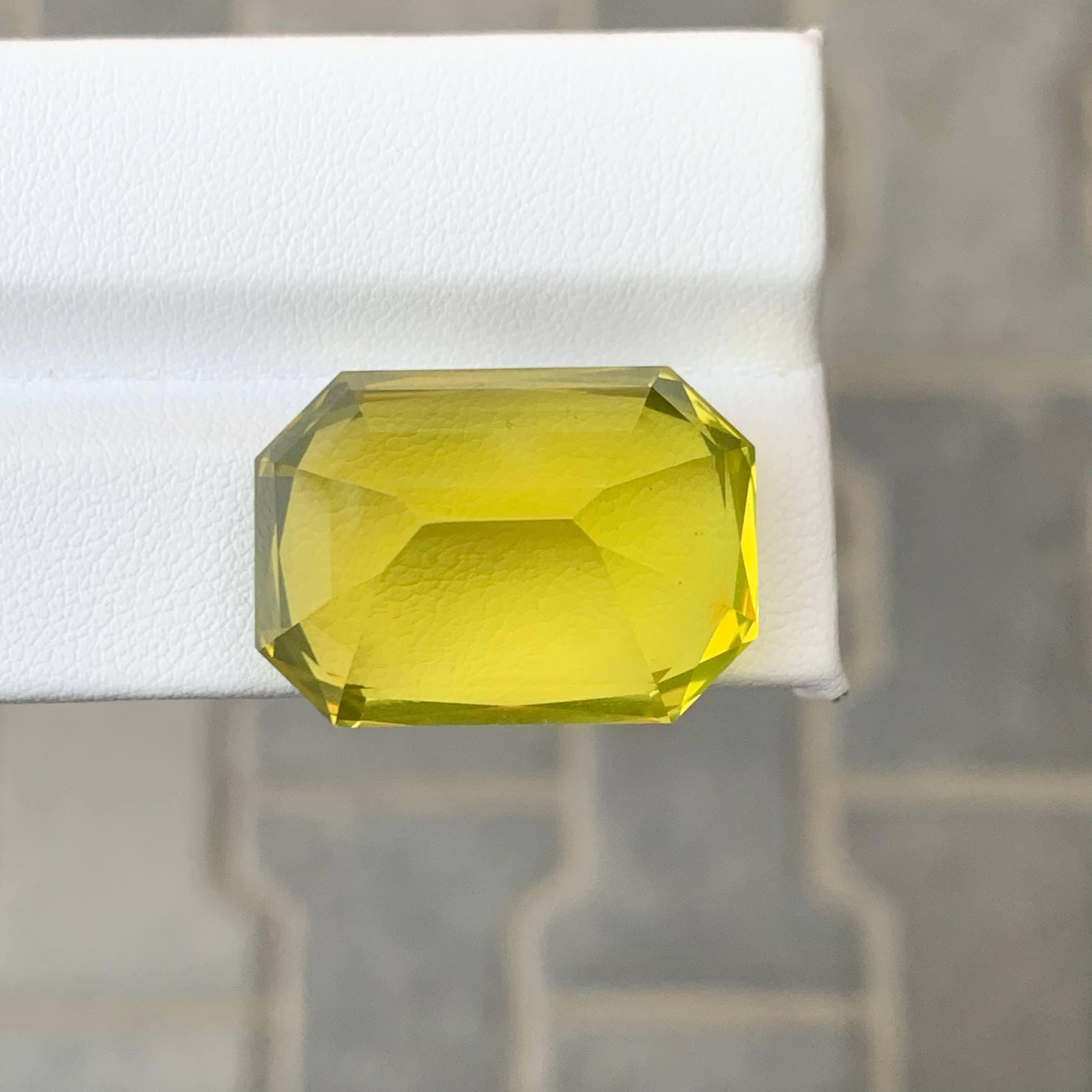 Taille émeraude 43.05 Carat Natural Loose Lemon Quartz Stone Fancy Emerald Cut African Gemstone (pierre précieuse africaine) en vente
