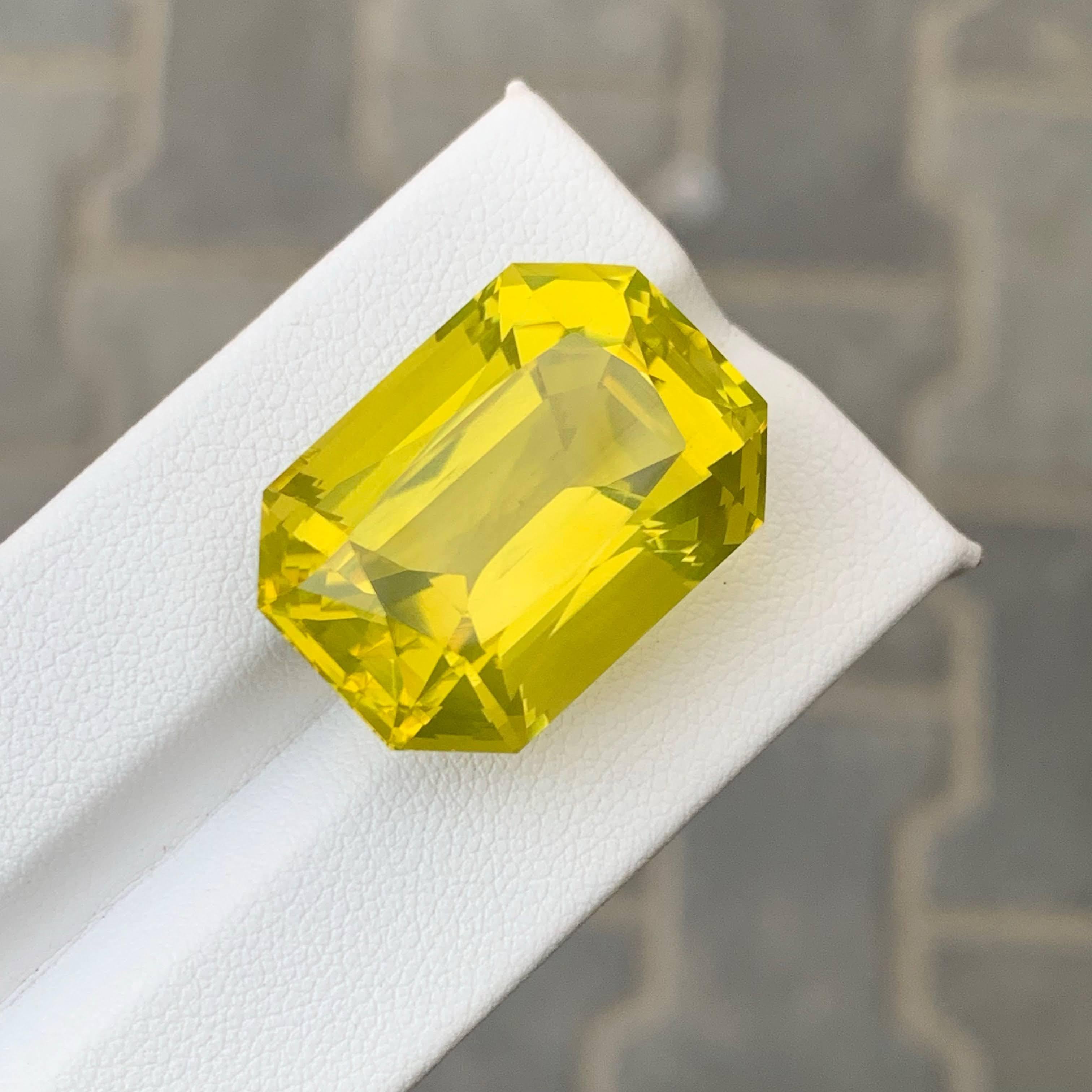 43.05 Carat Natural Loose Lemon Quartz Stone Fancy Emerald Cut African Gemstone (pierre précieuse africaine) Neuf - En vente à Bangkok, TH