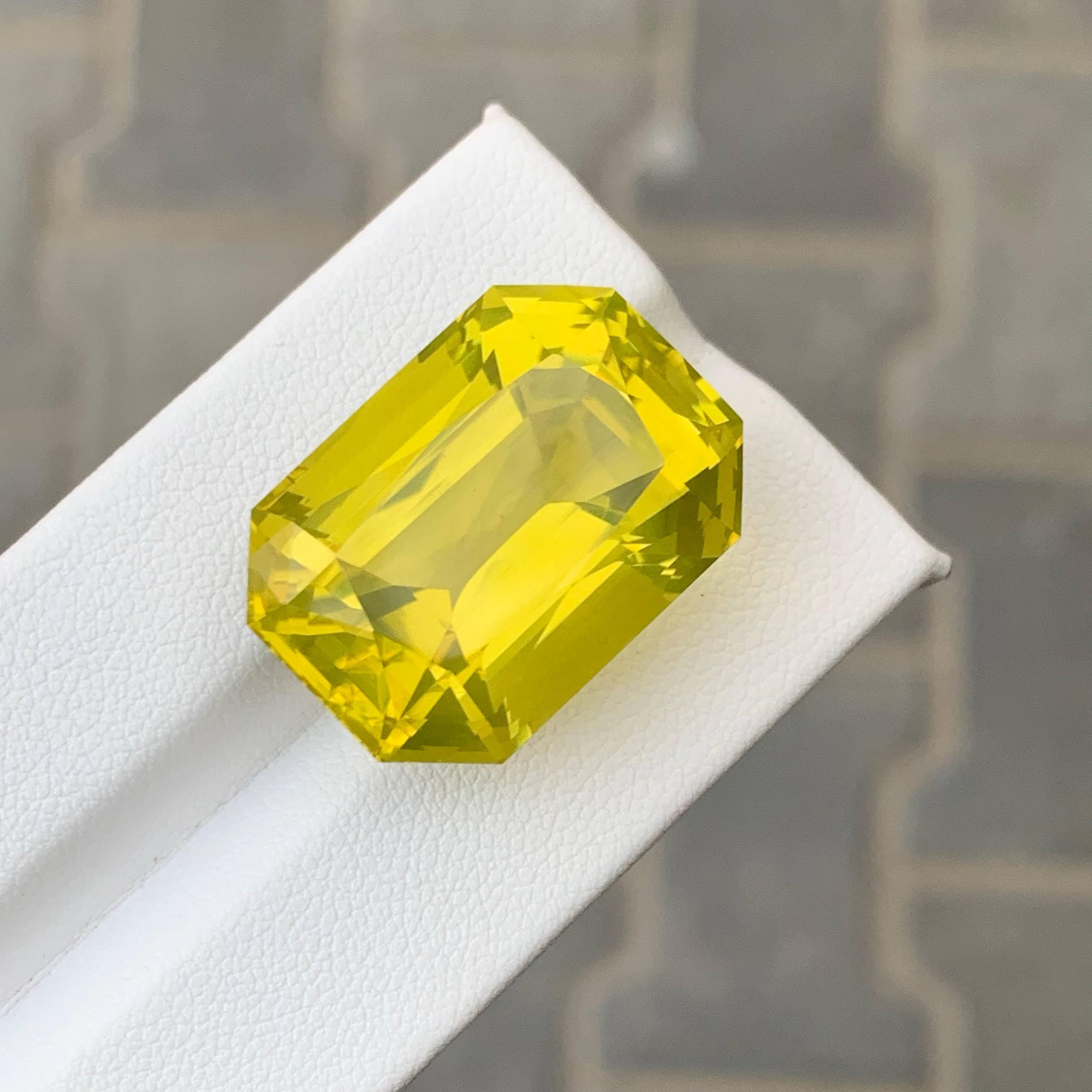 43.05 Carat Natural Loose Lemon Quartz Stone Fancy Emerald Cut African Gemstone (pierre précieuse africaine) Unisexe en vente