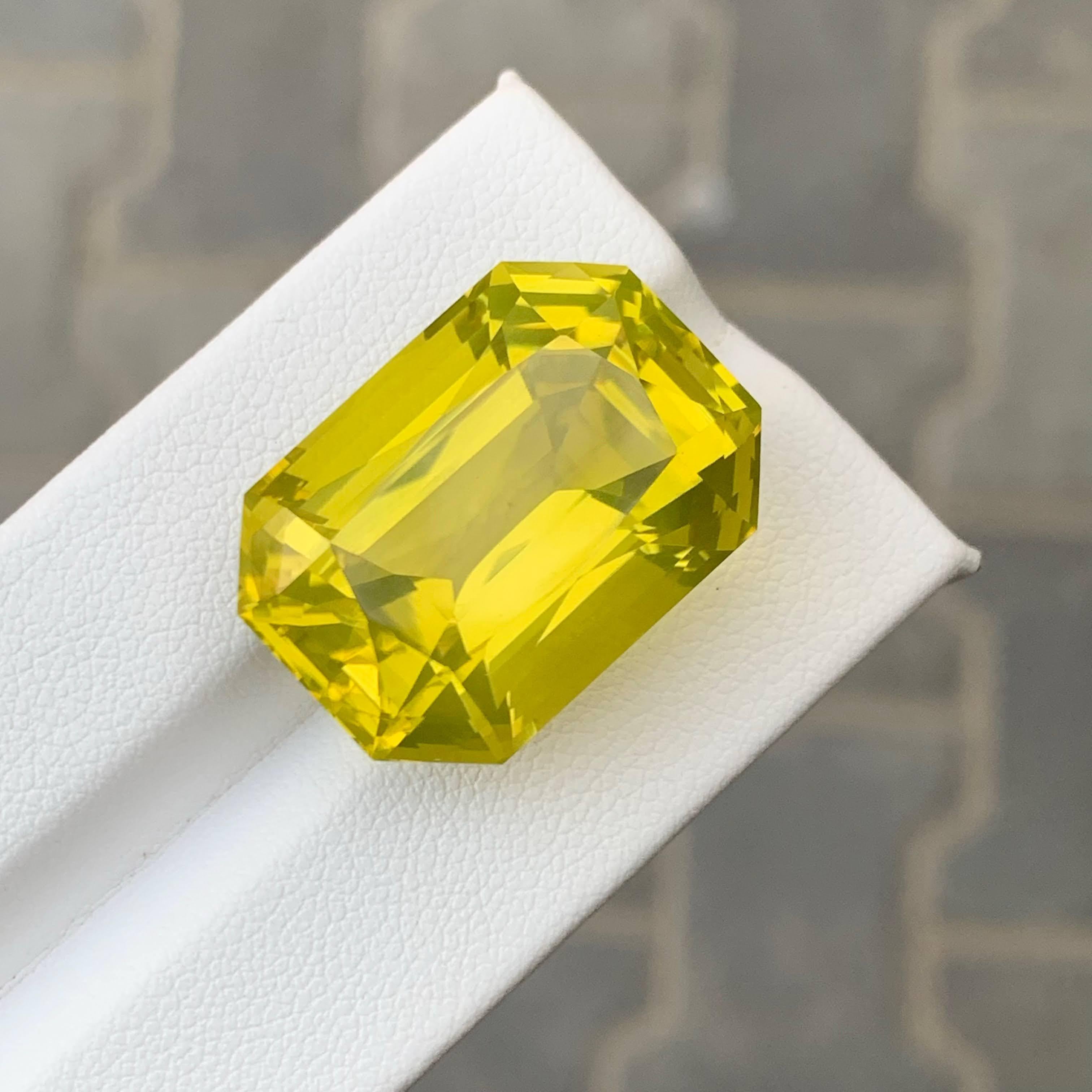 43.05 Carat Natural Loose Lemon Quartz Stone Fancy Emerald Cut African Gemstone (pierre précieuse africaine) en vente 1
