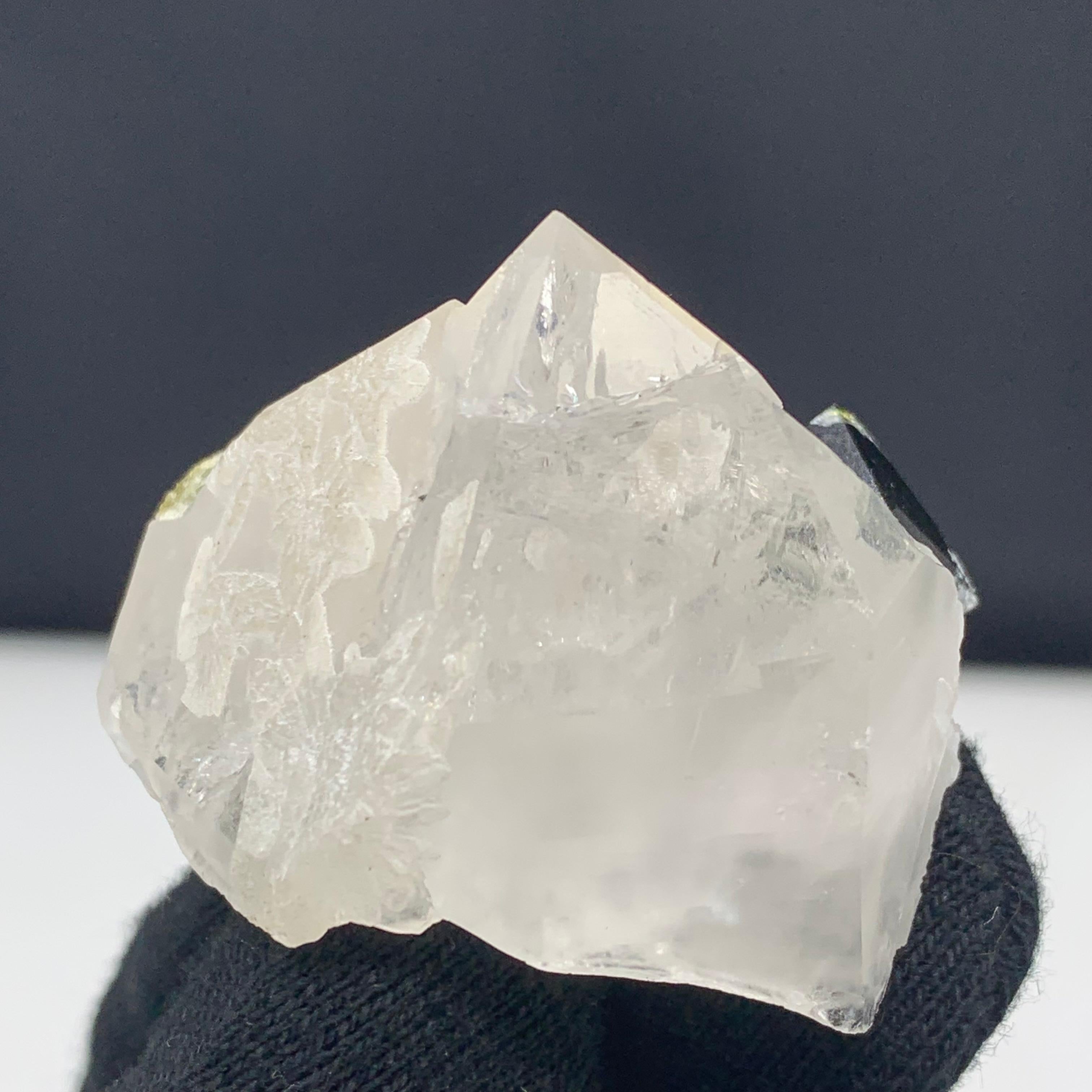 43,07 Grammi Elegante Specimen di tormalina bicolore con quarzo da skardu Pakistan in vendita 17