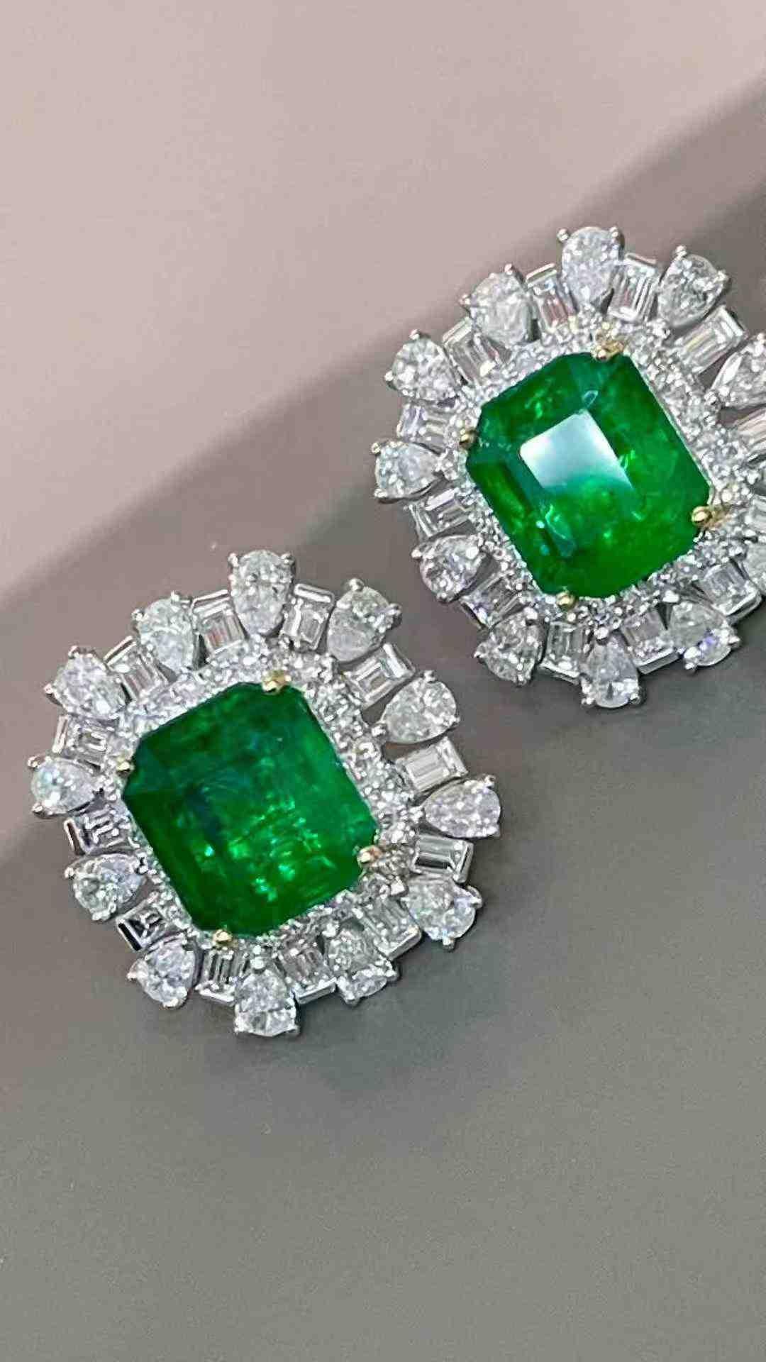 Taglio misto 4.30ct Emerald & 2.30ct Diamond Halo Stud Earrings in 18K White Gold in vendita