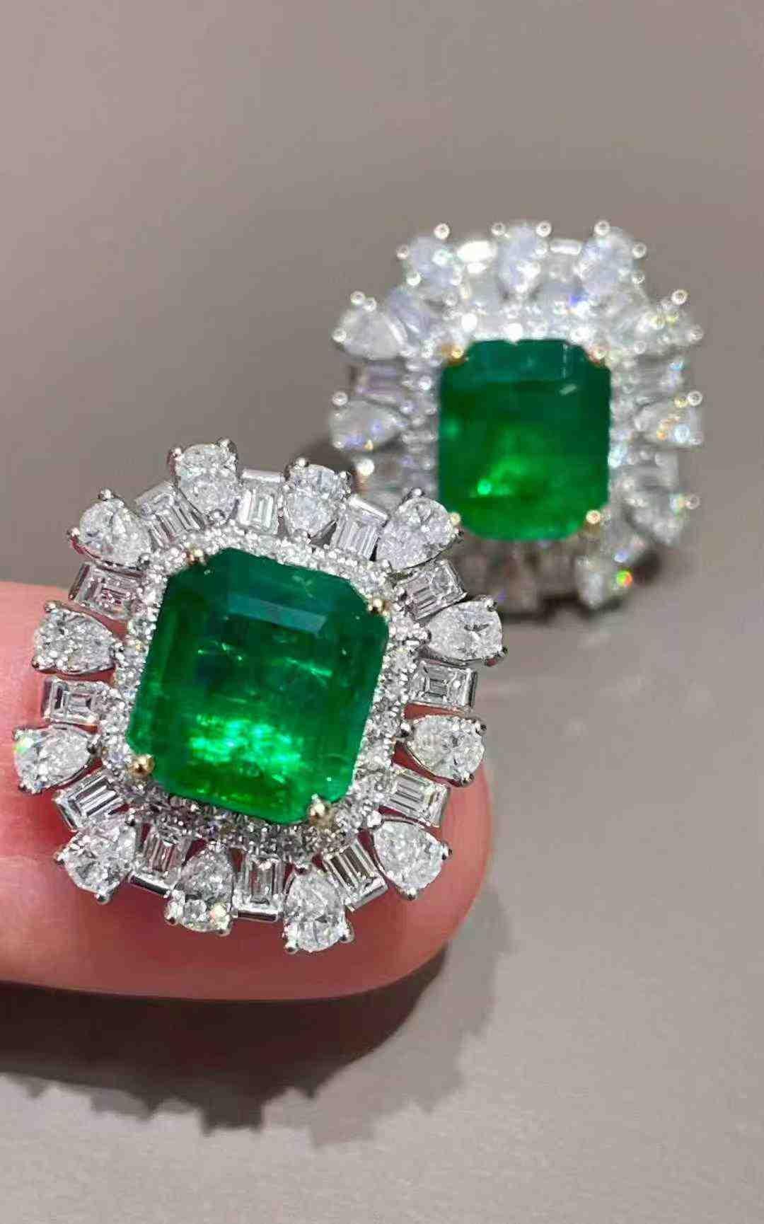 4.30ct Emerald & 2.30ct Diamond Halo Stud Earrings in 18K White Gold in vendita 1