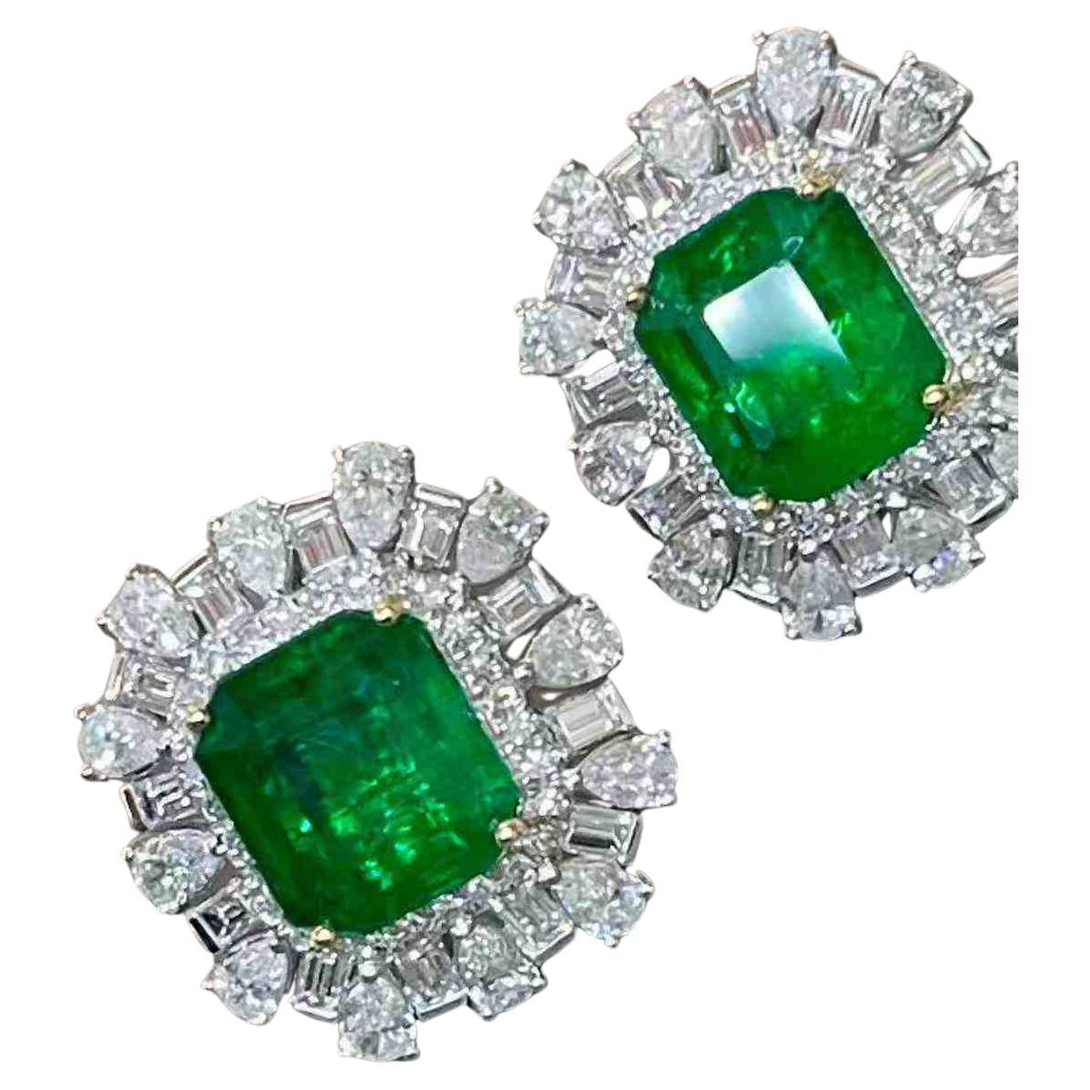 4.30ct Emerald 
2.30ct Diamond Halo Stud Earrings in 18K White Gold in vendita