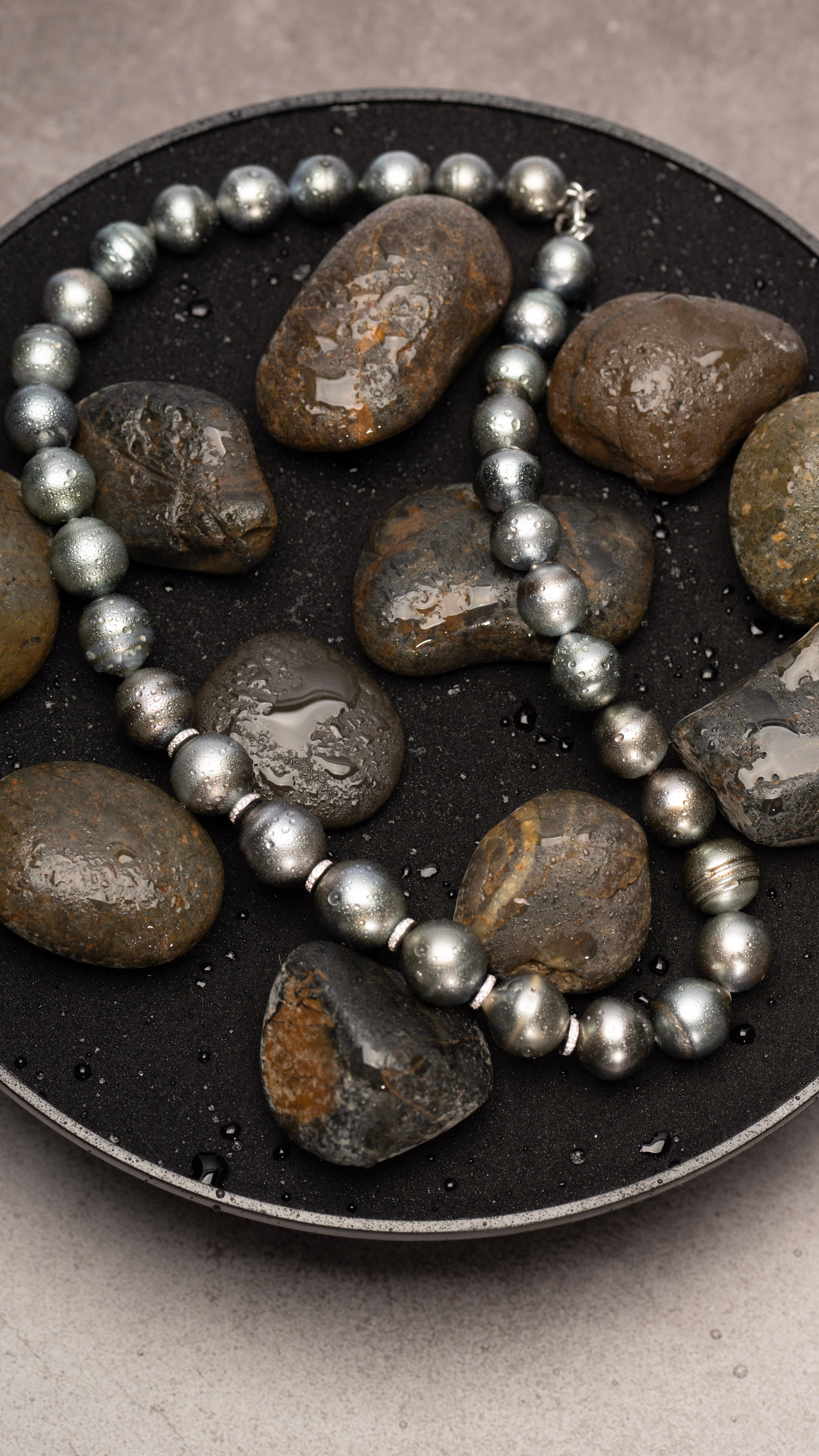 A silver whisper with steel resolve.

Handcrafted in 18k white gold, Isaline features luminous grey Tahitian pearls that glow with quiet confidence. Each pearl is hand-selected for its silvery luster and soft, sculptural shape—making this necklace