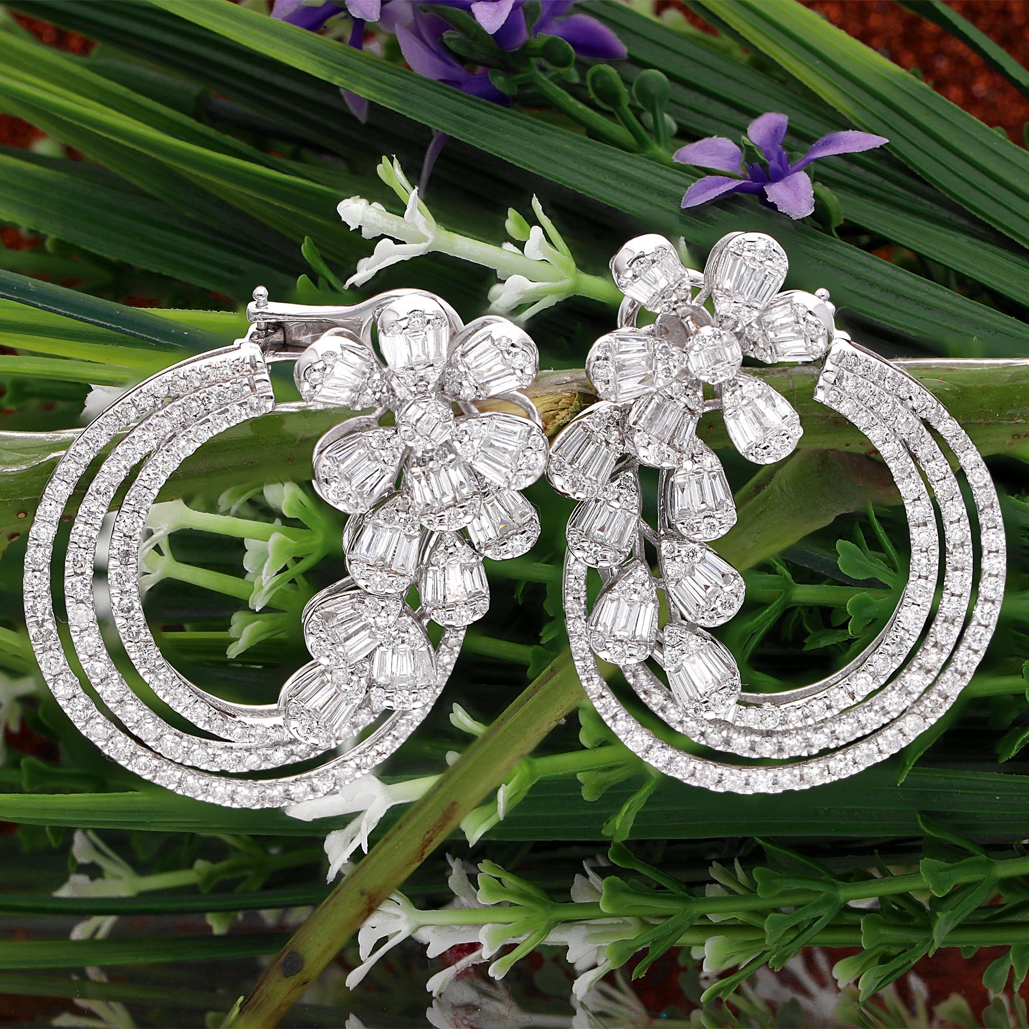 Taglio baguette Orecchini con diamante tondo baguette da 4,31 carati Gioielli fatti a mano in oro bianco 18 carati in vendita